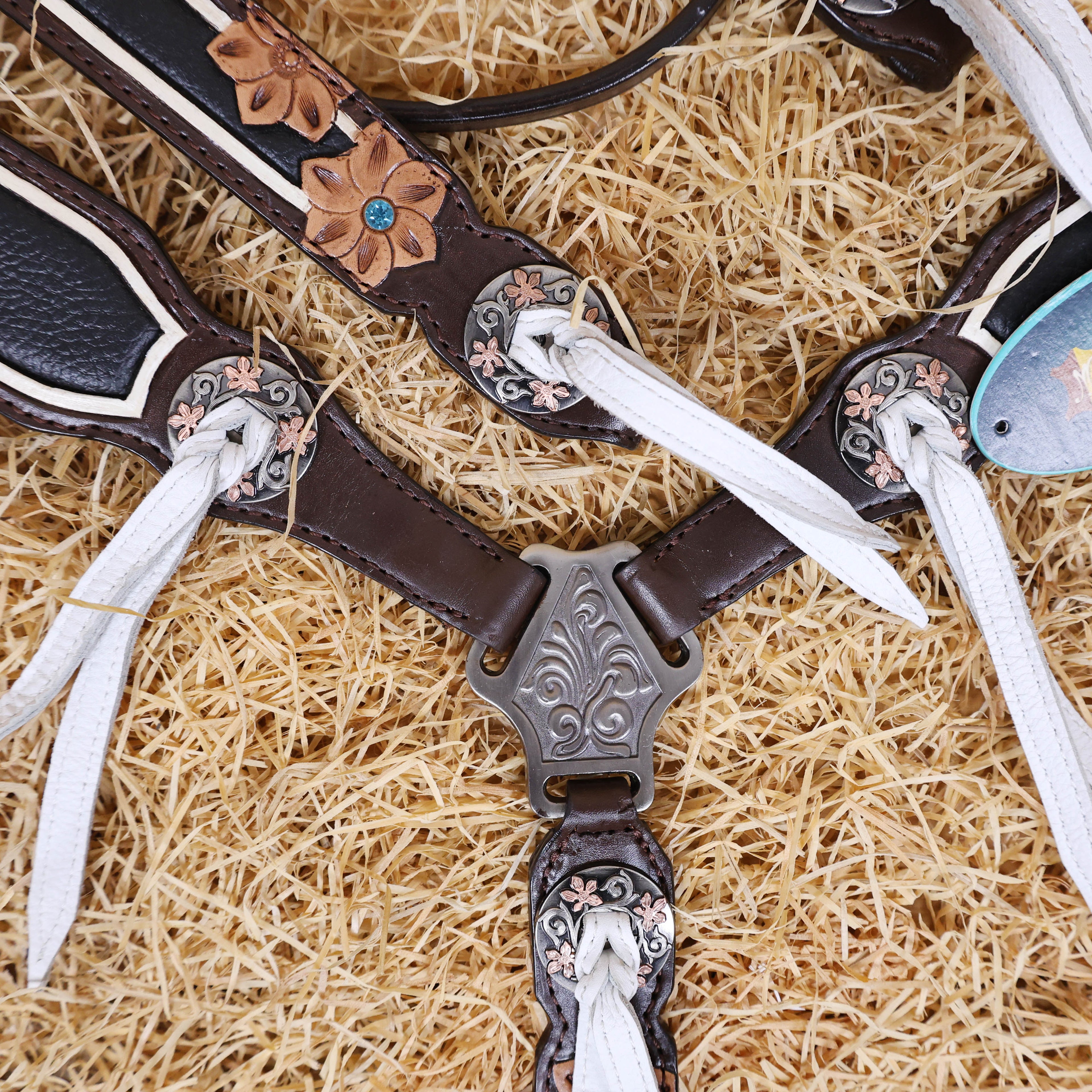 MOUSM Argentina Cow Leather Western Horse Tack Set – Browband Headstall & Breast Collar, Bronc Halter, Wither & Spur Straps, Decorated with Flower Carving and White String