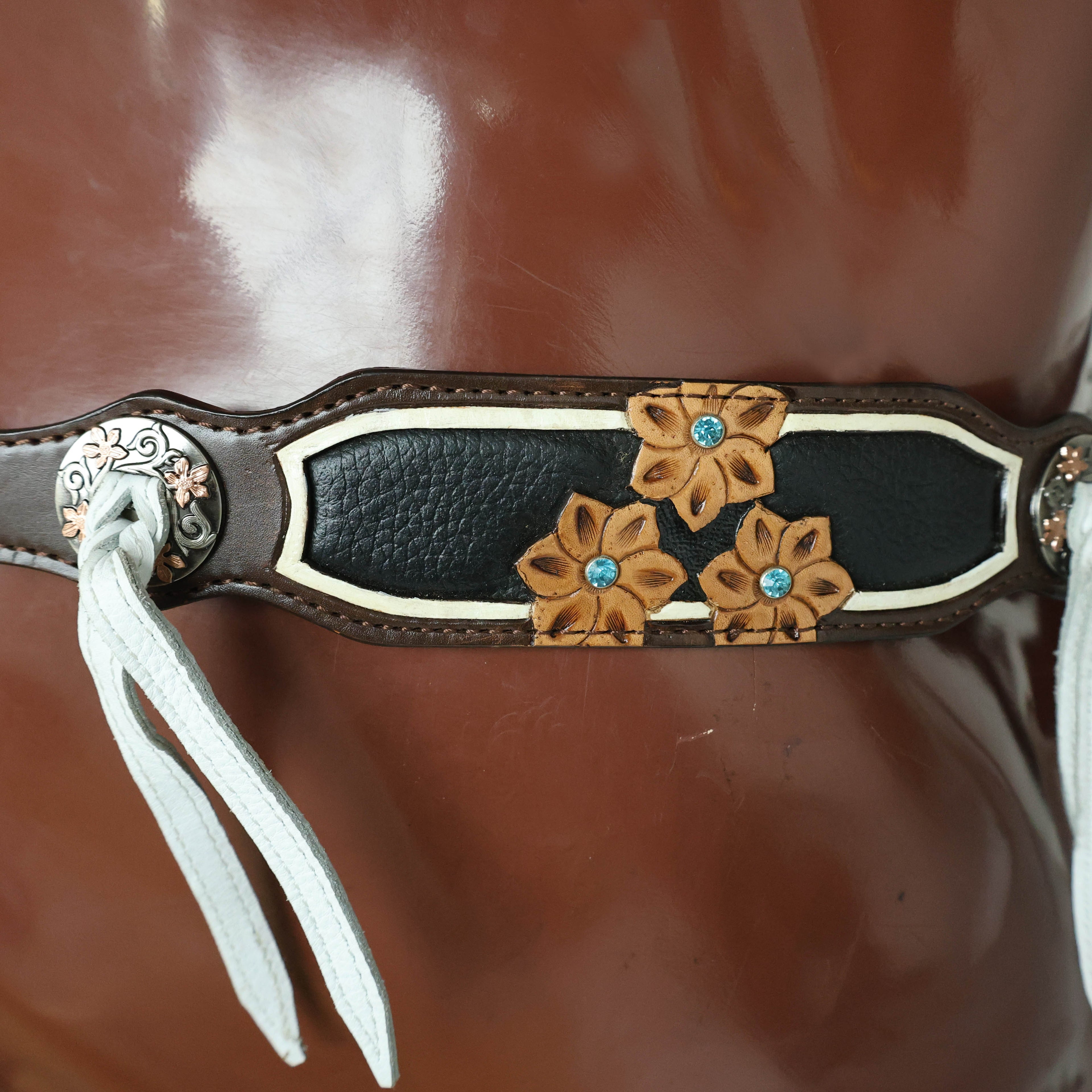 MOUSM Argentina Cow Leather Western Horse Tack Set – Browband Headstall & Breast Collar, Bronc Halter, Wither & Spur Straps, Decorated with Flower Carving and White String