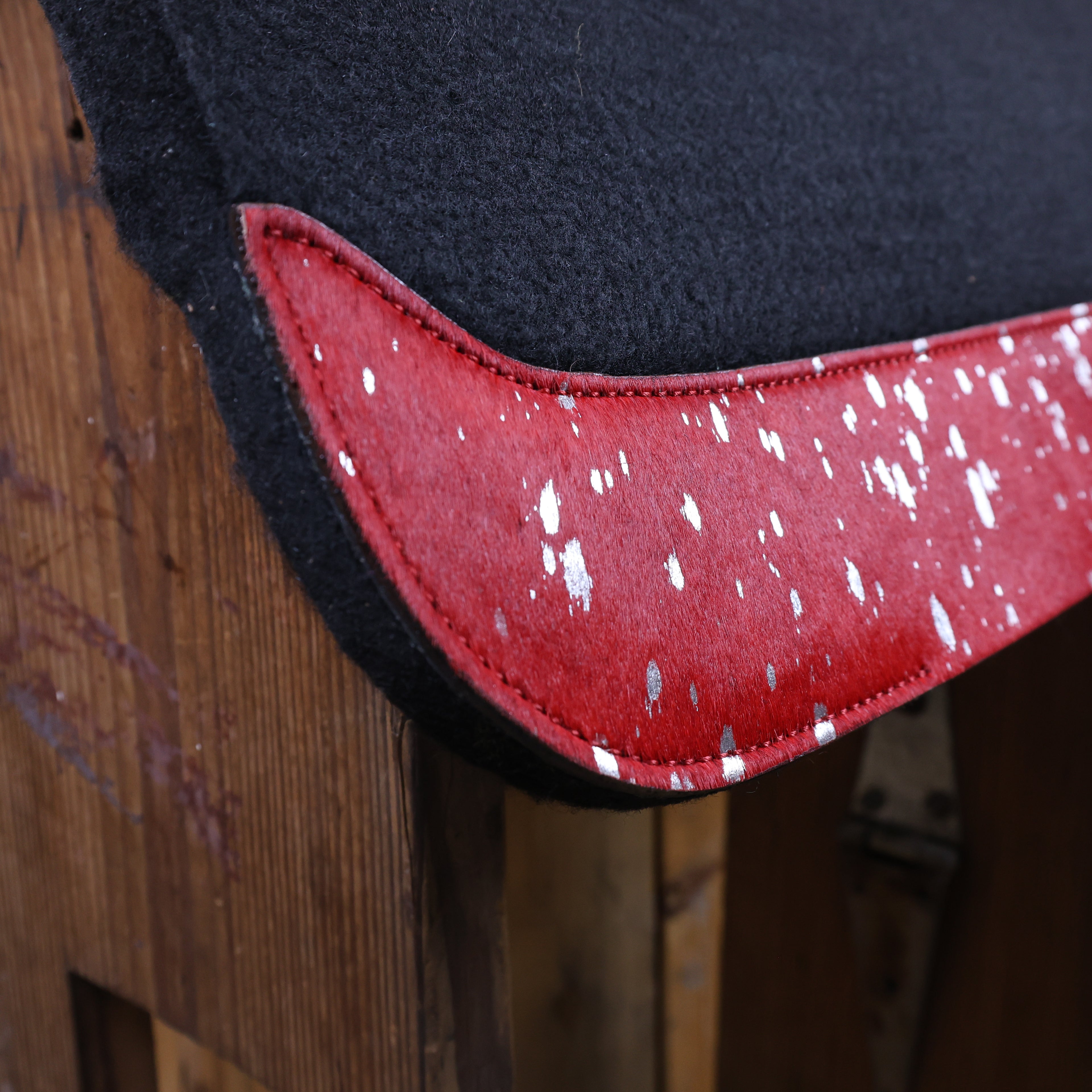 MOSUM Western Saddle Pad - Saddle Pad for Horses Synthetic Wool Blend Black Felt with Red Acid Wash Hair on Cowhide Leather Patch, Comfort Pad for Horses.