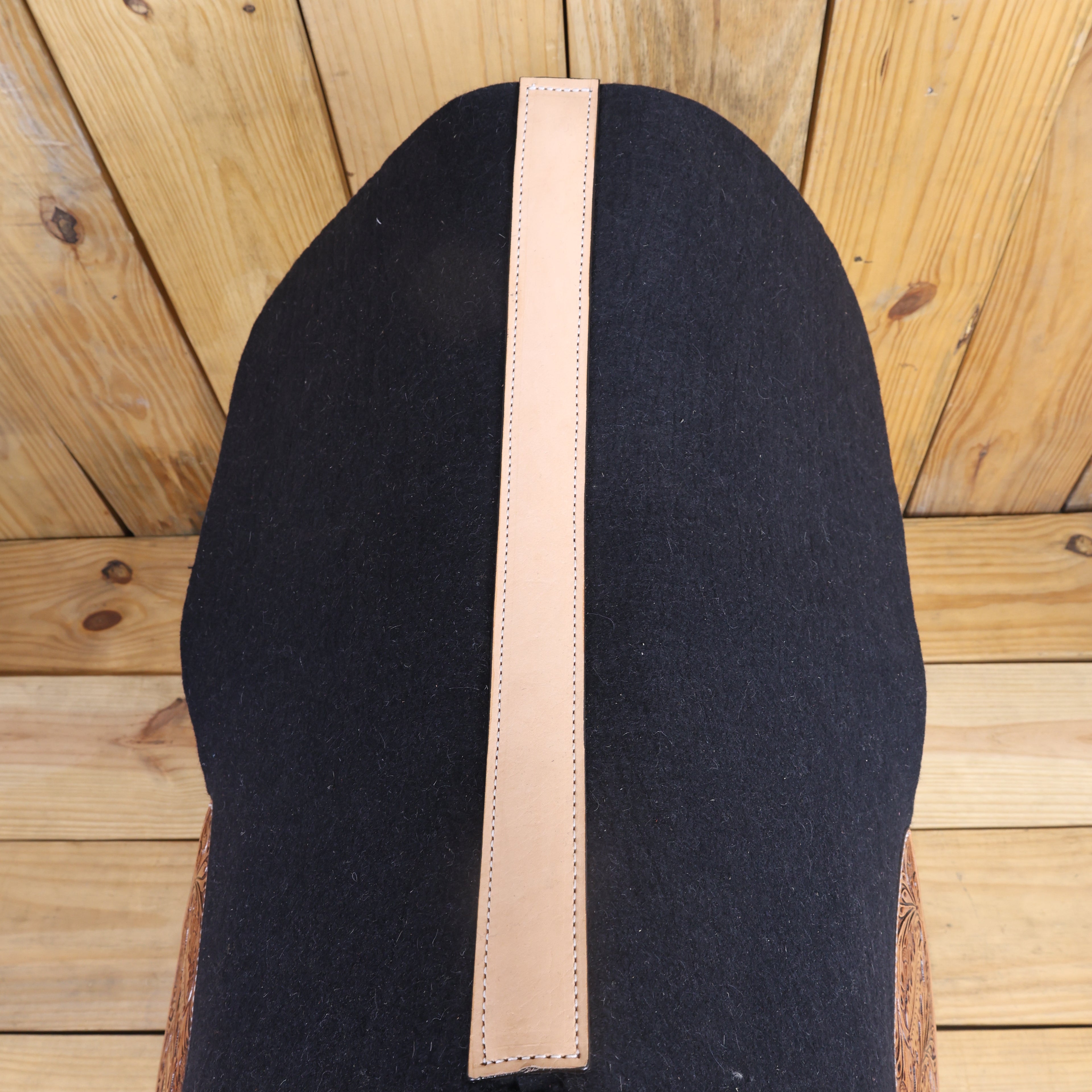MOUSM Western Saddle Pad - Extreme Barrel Racer Saddle Pad with Full Skirt with Cutout Feather Trim and Leather Reinforced Spine Decorated with OAK Leaf Hand Carving on Real Cow Hide Leather, Comfortable Saddle Pads
