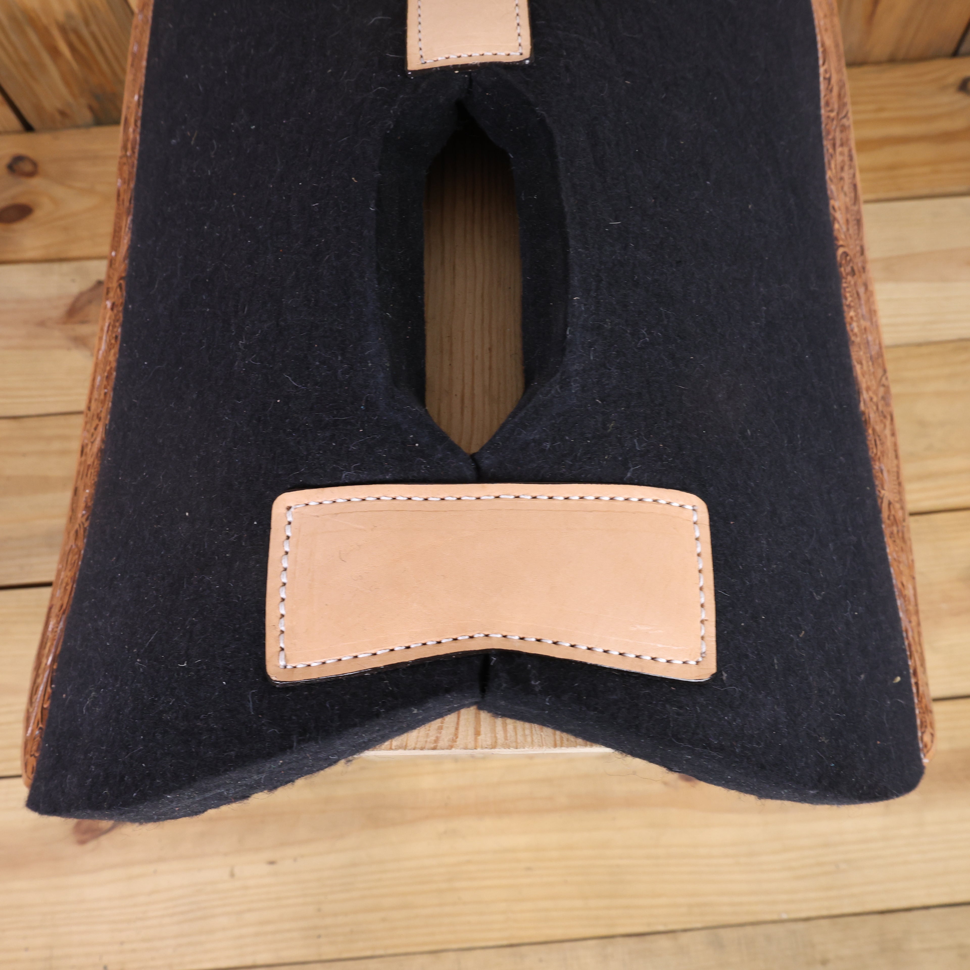 MOUSM Western Saddle Pad - Butterfly Shape Saddle Pad for Horses Thick Square Skirt with Synthetic Black Wool Blend Felt with Hand-Tooled Oak Leaf Carving on Real Cow Hide Leather, Comfortable Saddle Pads