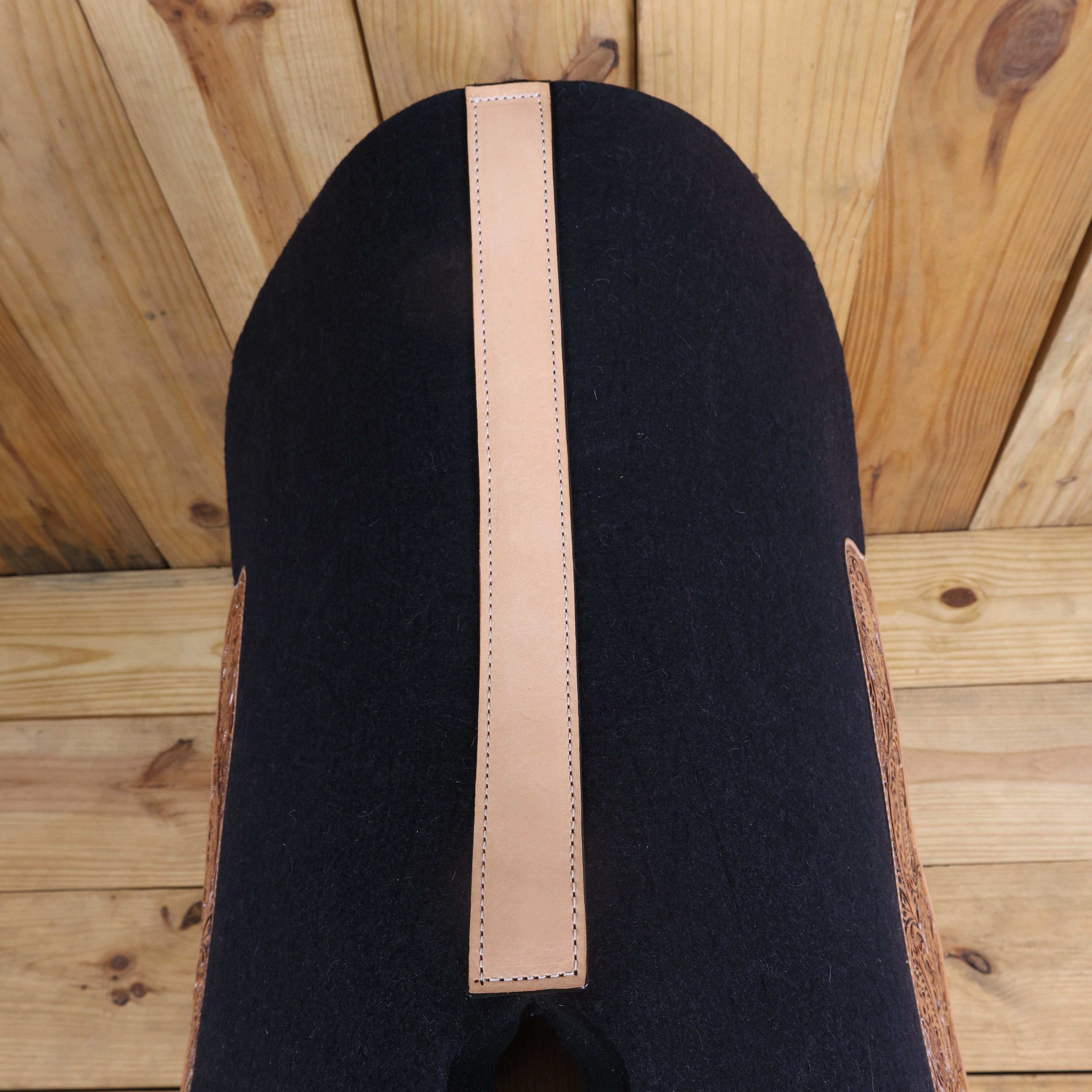 MOUSM Western Saddle Pad - Dropped Rigging Barrel Racer Saddle Pad with Full Skirt with Cutout Feather Trim and Leather Reinforced Spine Decorated with OAK Leaf Hand Carving on Real Cow Hide Leather, Comfortable Saddle Pads