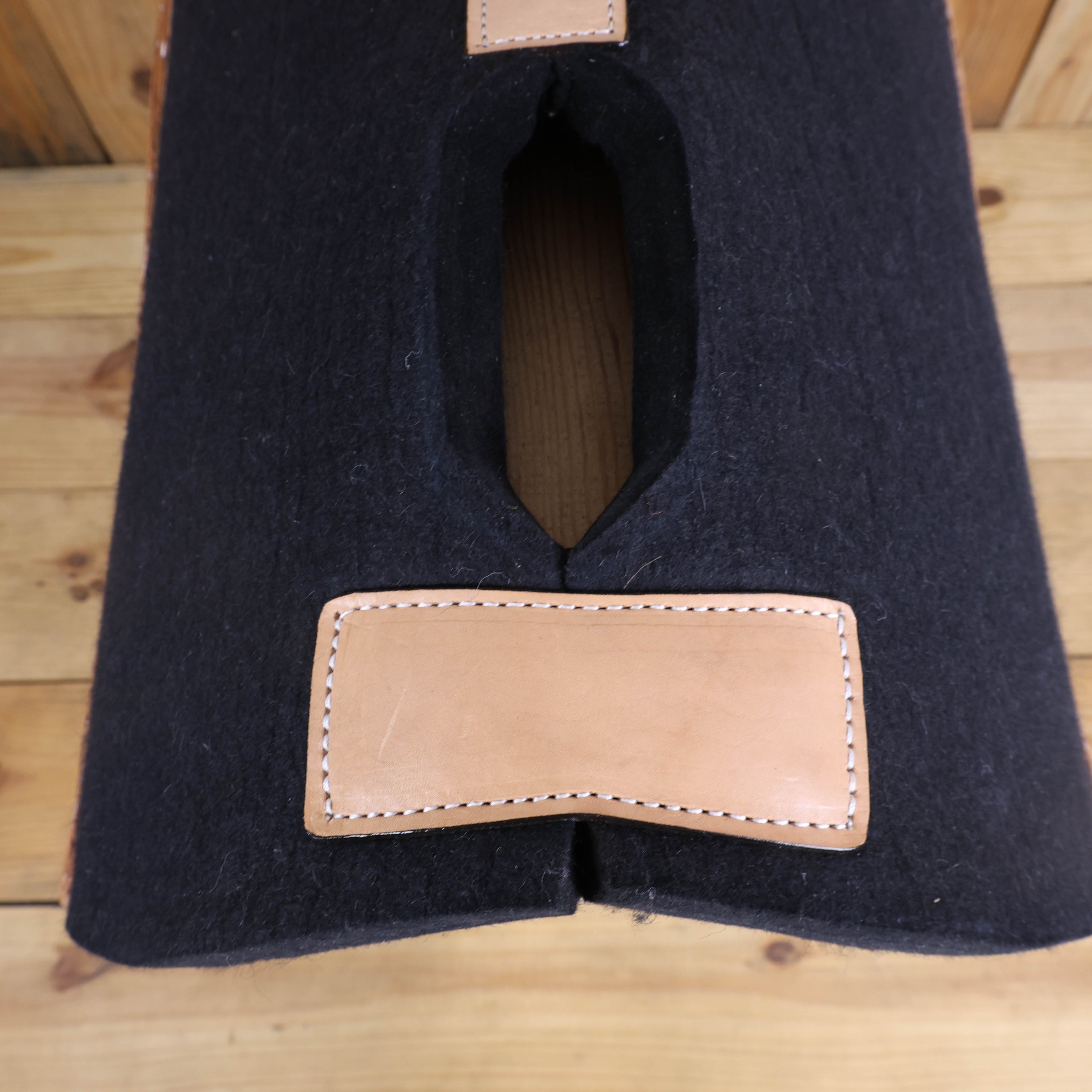 MOUSM Western Saddle Pad - Dropped Rigging Barrel Racer Saddle Pad with Full Skirt with Cutout Feather Trim and Leather Reinforced Spine Decorated with OAK Leaf Hand Carving on Real Cow Hide Leather, Comfortable Saddle Pads