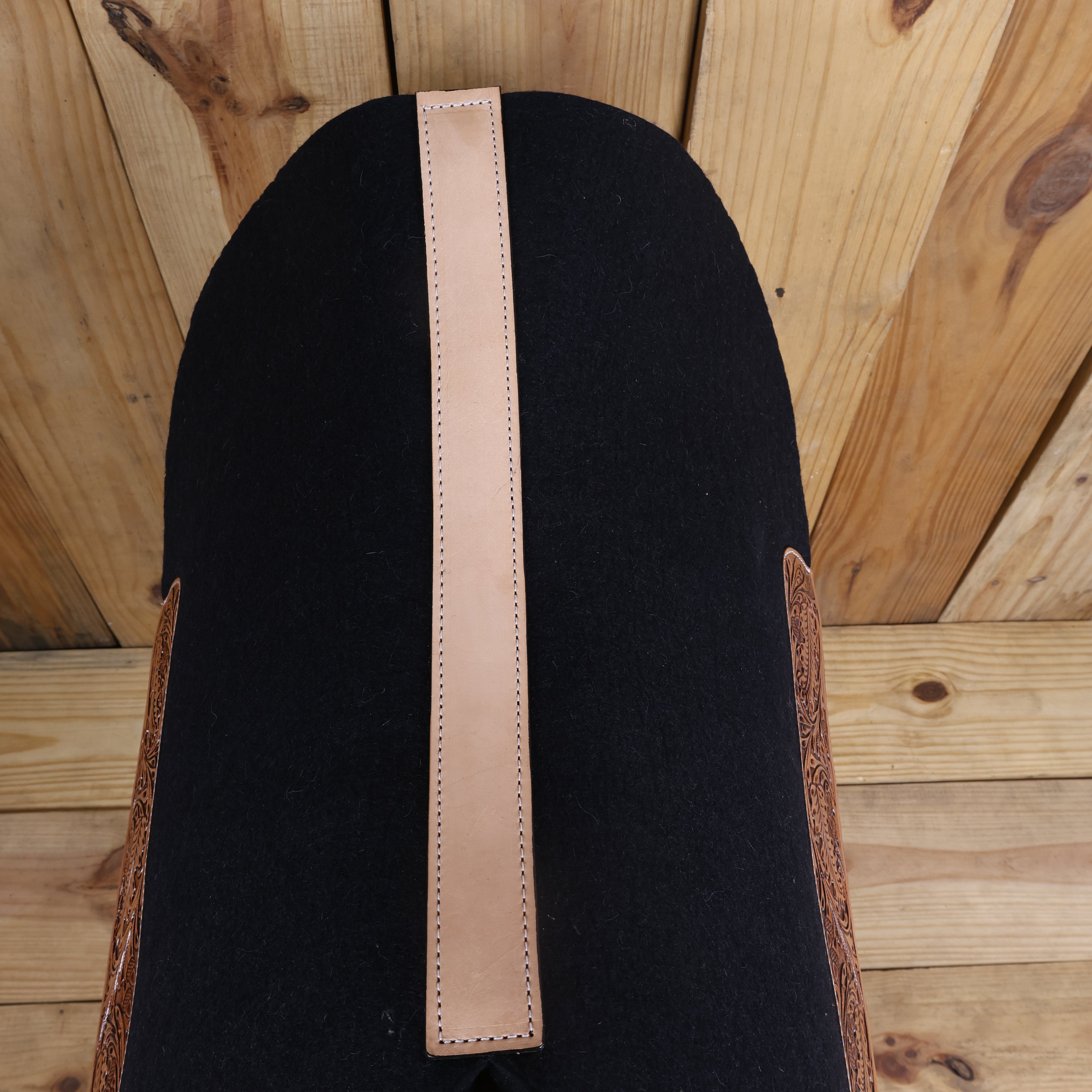 MOUSM Western Saddle Pad - All Around Round Saddle Pad with Full Skirt with Cutout Feather Trim and Leather Reinforced Spine Decorated with OAK Leaf Hand Carving on Real Cow Hide Leather, Comfortable Saddle Pads