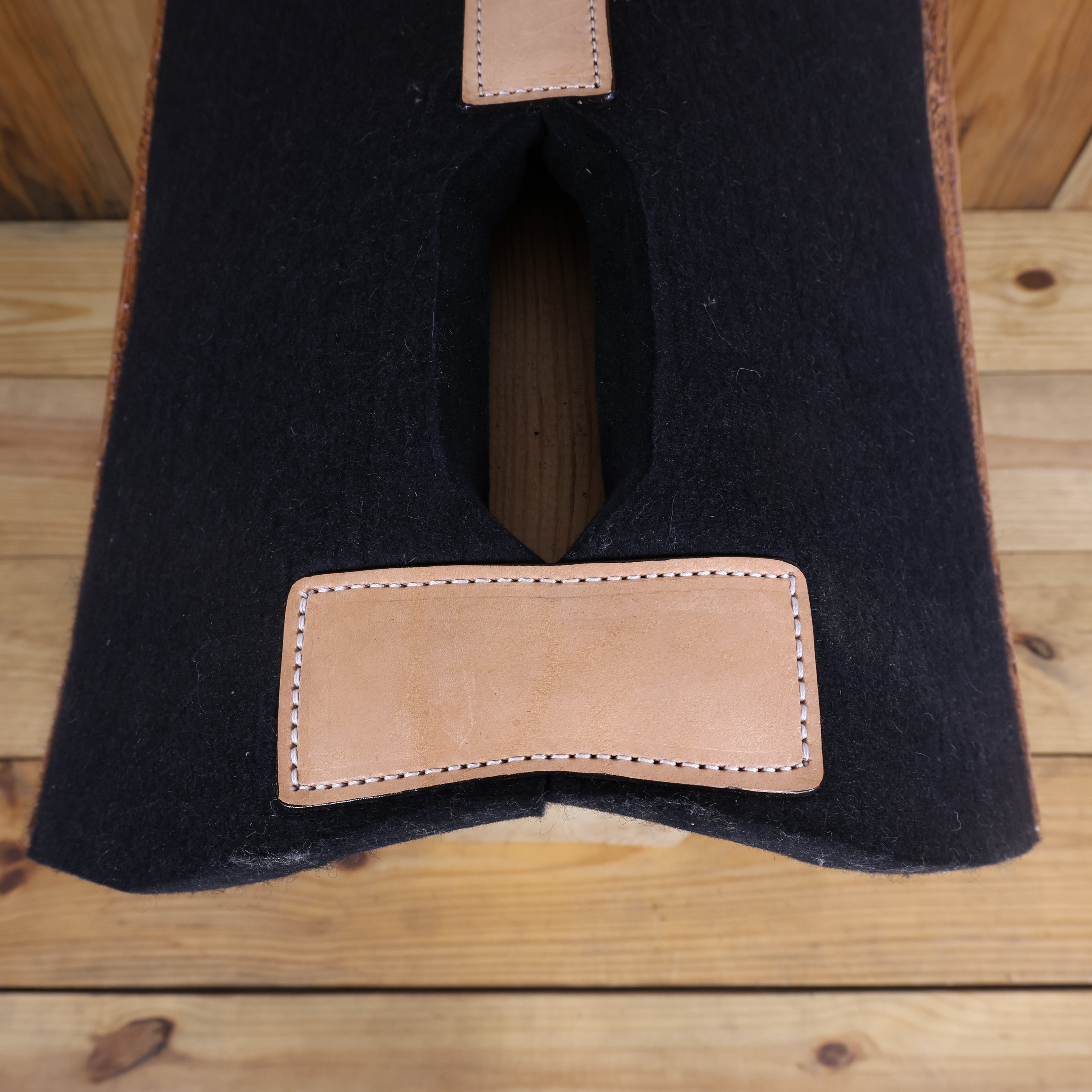 MOUSM Western Saddle Pad - All Around Round Saddle Pad with Full Skirt with Cutout Feather Trim and Leather Reinforced Spine Decorated with OAK Leaf Hand Carving on Real Cow Hide Leather, Comfortable Saddle Pads