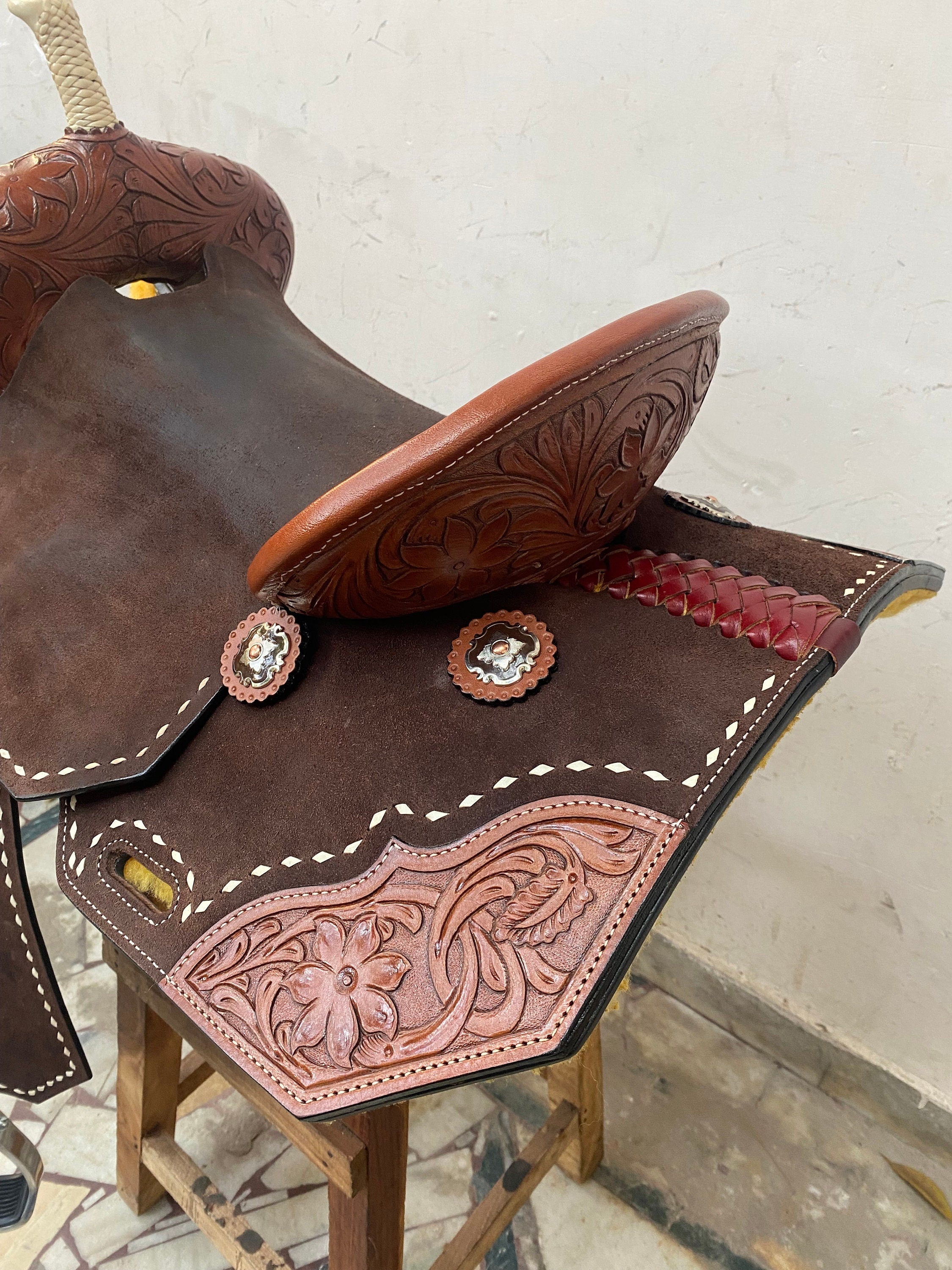 Western Saddle – Handcrafted Genuine Leather Barrel Saddle with Hand-Tooled Sunflower Corners, Built on Rawhide-Covered Fiber Tree with Fancy Conchos, Seat Size: 13"–17" Inches