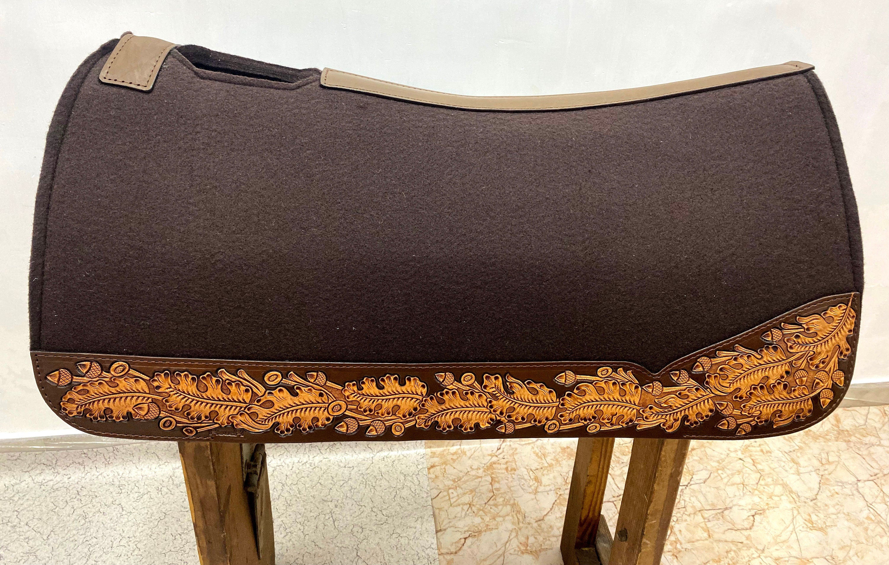 MOUSM Western Saddle Pad - Saddle Pad for Horses Synthetic Wool Blend Brown Felt with Hand-Tooled Oak Leaf Carving on Real Cow Hide Leather, Comfortable Saddle Pads