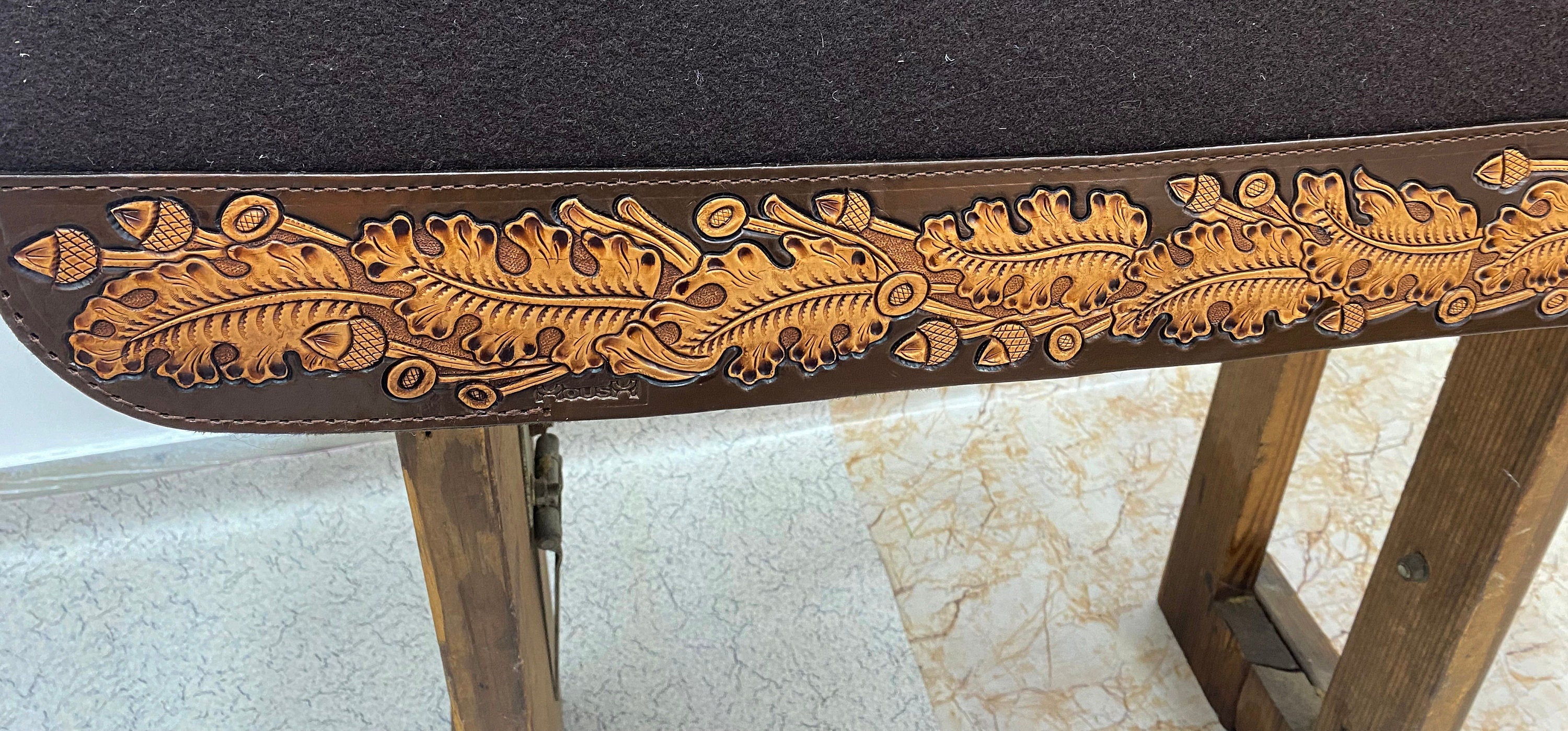 MOUSM Western Saddle Pad - Saddle Pad for Horses Synthetic Wool Blend Brown Felt with Hand-Tooled Oak Leaf Carving on Real Cow Hide Leather, Comfortable Saddle Pads