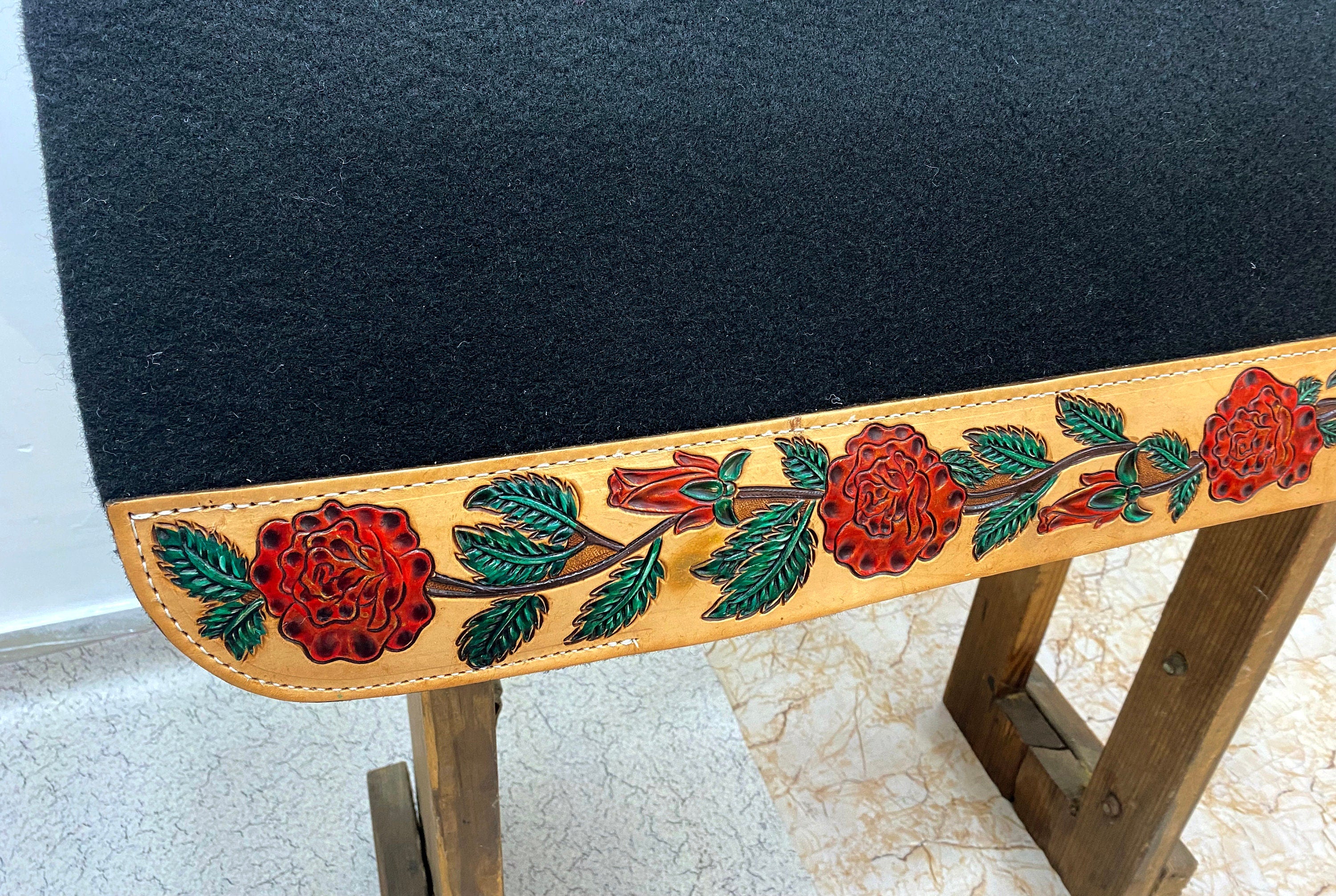 MOUSM Western Saddle Pad - Saddle Pad for Horse Synthetic Wool Blend Black Felt with Hand-Tooled Red Rose and Green Leaves Craving on Real Cow Hide Leather, Super Comfortable Horse Riding Pad