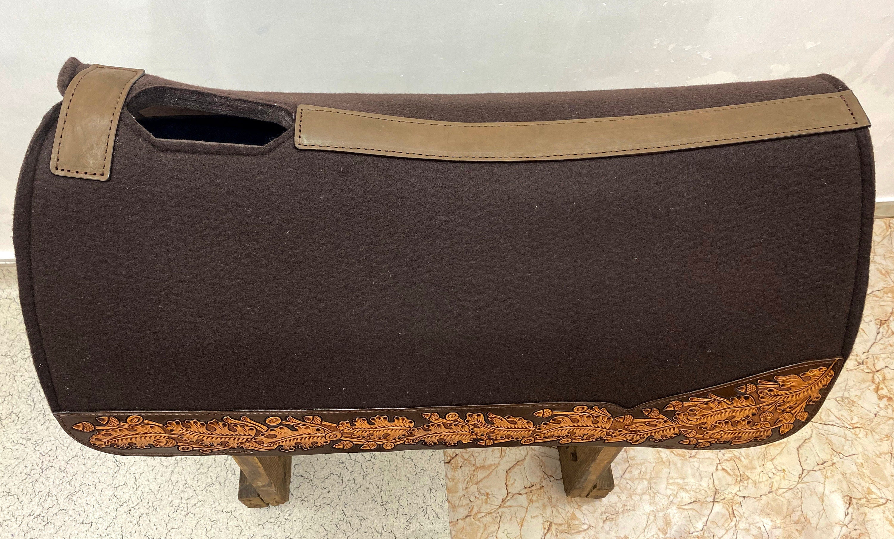 MOUSM Western Saddle Pad - Saddle Pad for Horses Synthetic Wool Blend Brown Felt with Hand-Tooled Oak Leaf Carving on Real Cow Hide Leather, Comfortable Saddle Pads