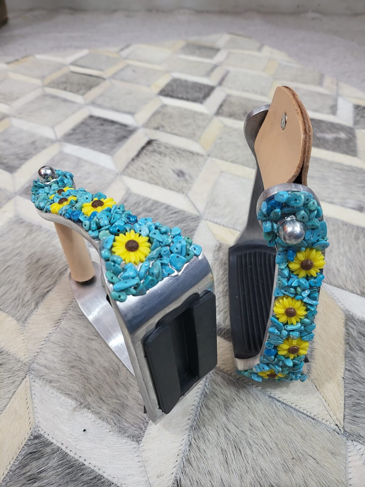 MOUSM Western Horse Stirrups – Aluminum Barrel Racing Stirrups With Turquoise Crushed Stones and Sunflower Studs