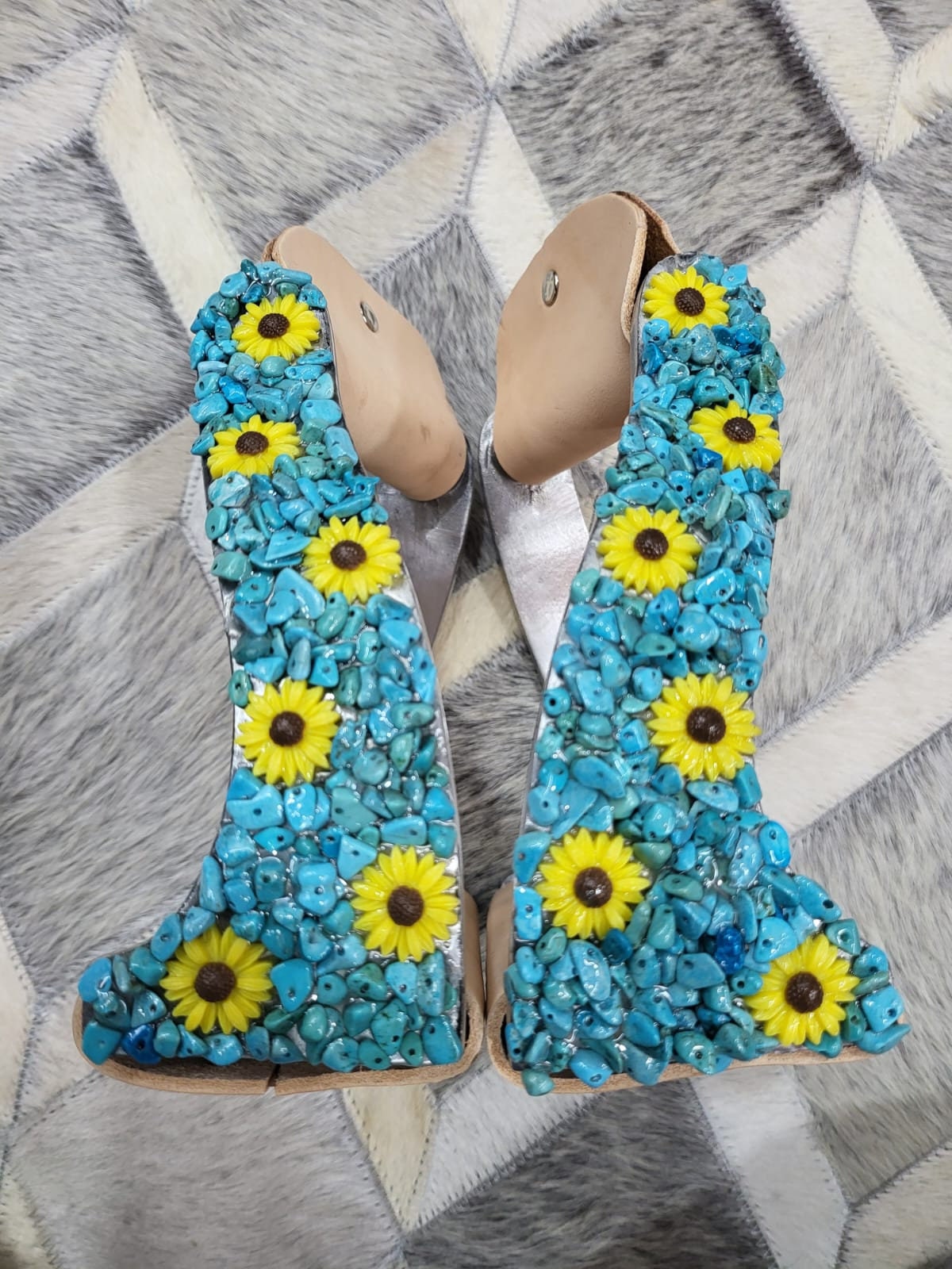 MOUSM Western Horse Stirrups - Lightweight Twisted Aluminum Western Stirrups With Turquoise Crushed Stones and Sunflower Studs