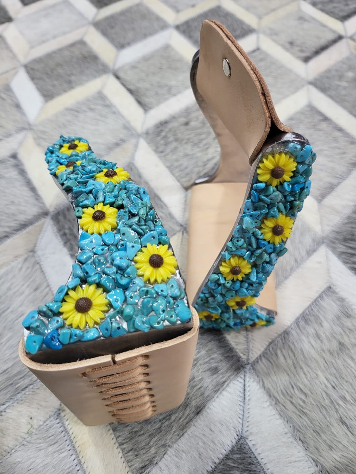 MOUSM Western Horse Stirrups - Lightweight Twisted Aluminum Western Stirrups With Turquoise Crushed Stones and Sunflower Studs