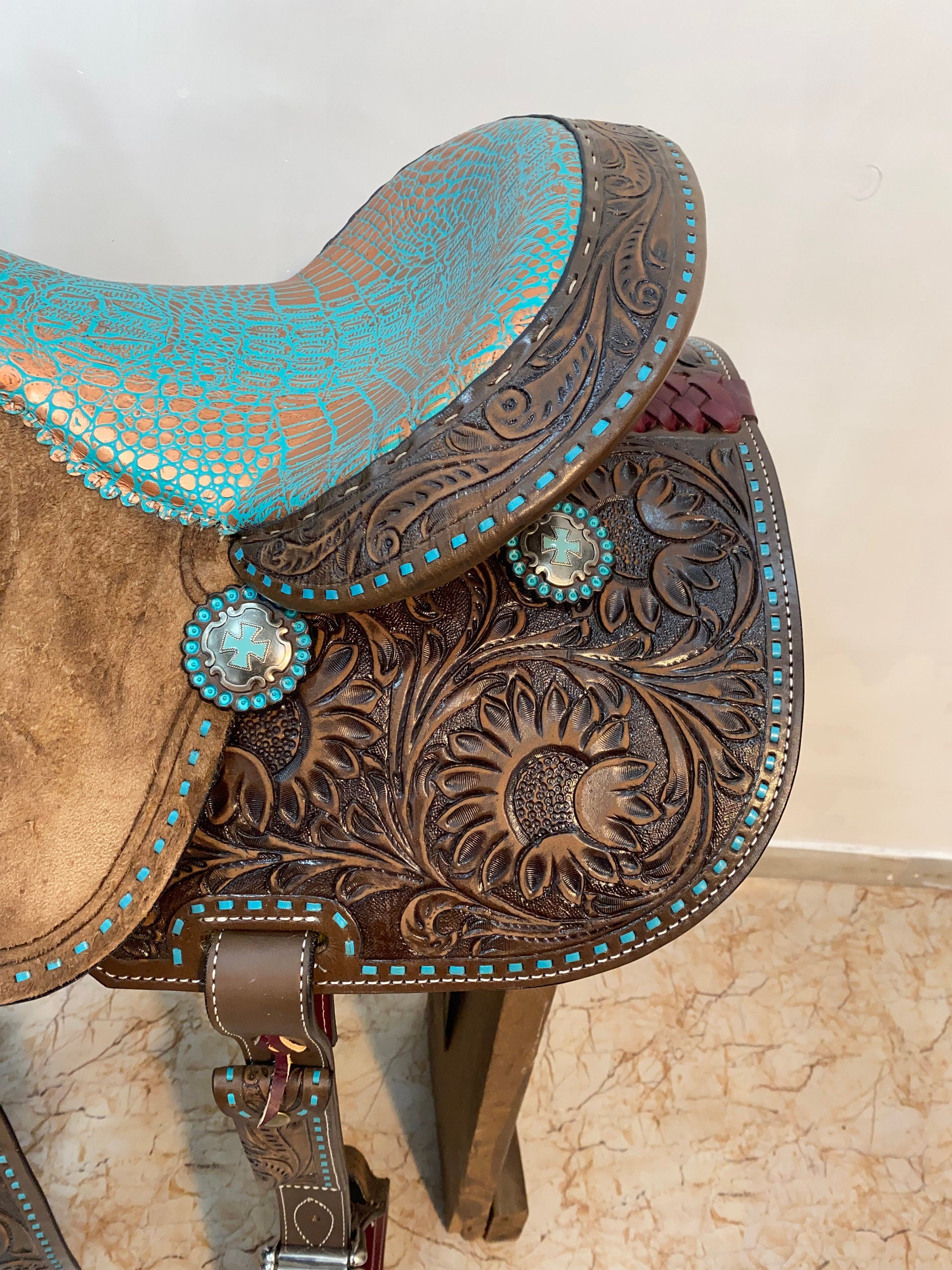 MOUSM Western Saddle for Horse - Handcrafted with Sunflower Tooling and Turquoise Stitching Built on a Rawhide Covered Fiber Tree and Fancy Concho, Seat Size: 13"-17" Inches