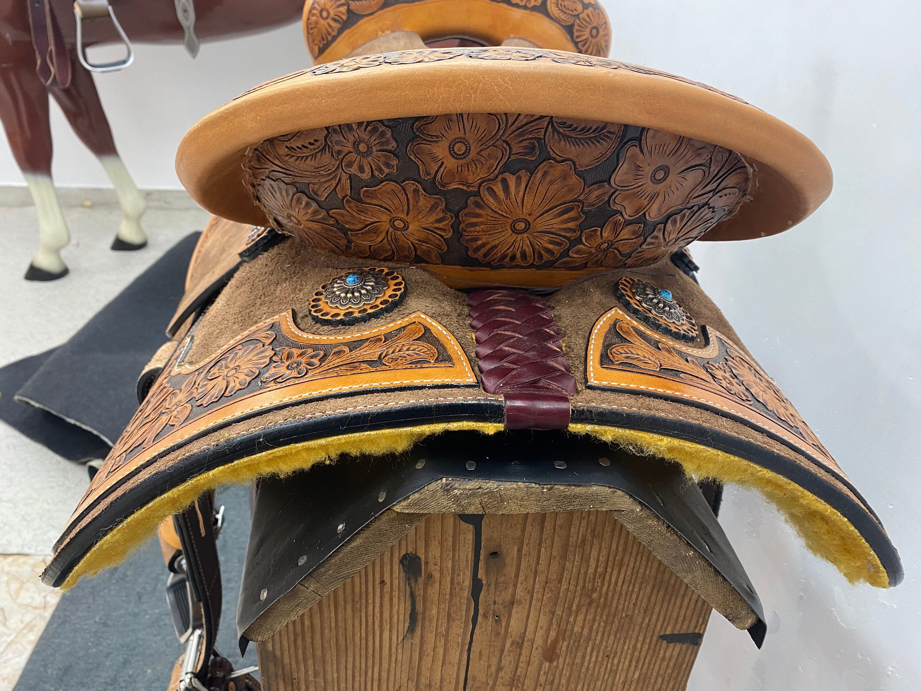 MOUSM Western Horse Saddle - Handcrafted with Hand-Tooled Flower Design, Build on Rawhide Covered Fiber Tree and Fancy Concho, Seat Sizes:13"-17" Inches