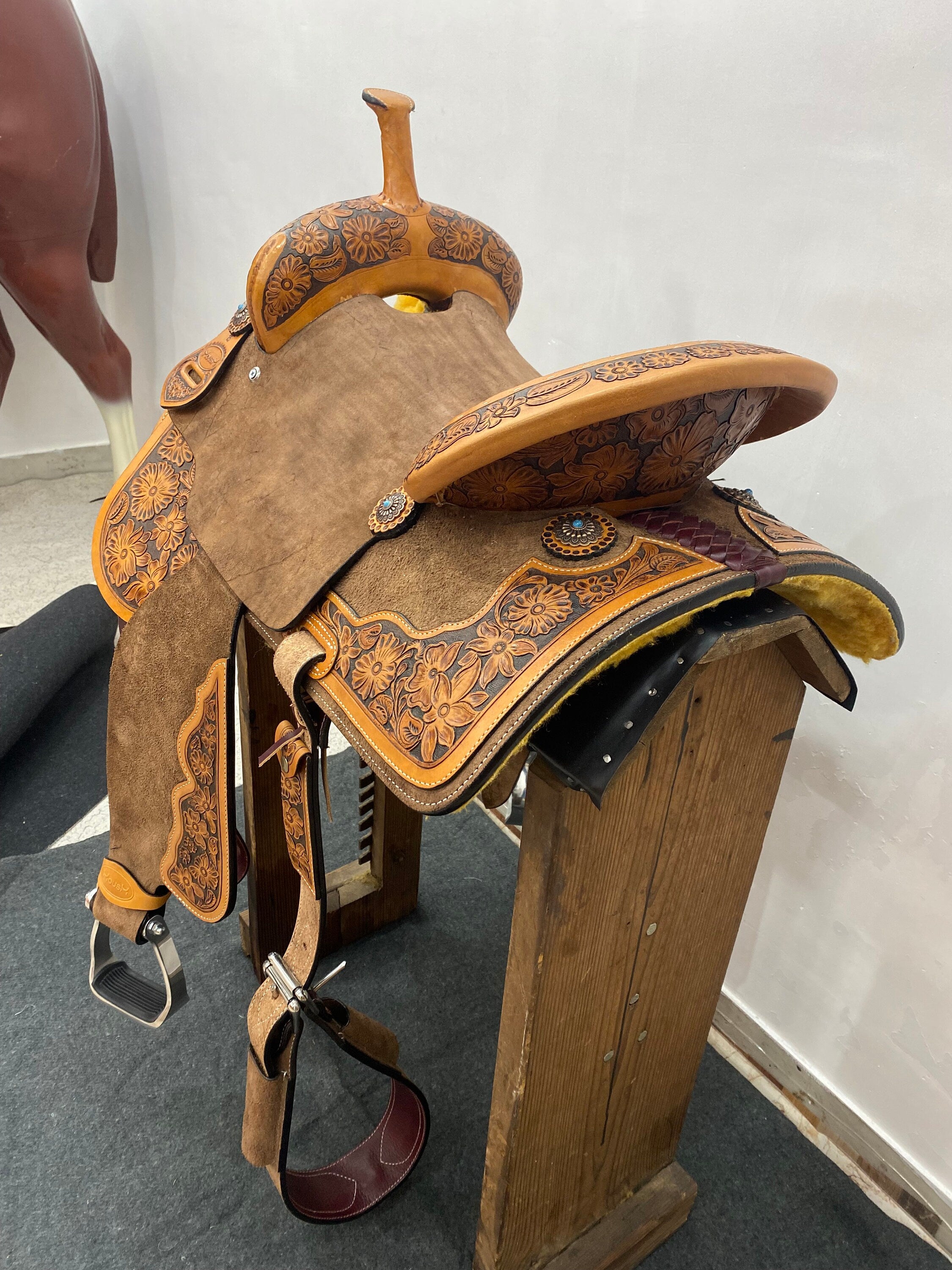 MOUSM Western Horse Saddle - Handcrafted with Hand-Tooled Flower Design, Build on Rawhide Covered Fiber Tree and Fancy Concho, Seat Sizes:13"-17" Inches
