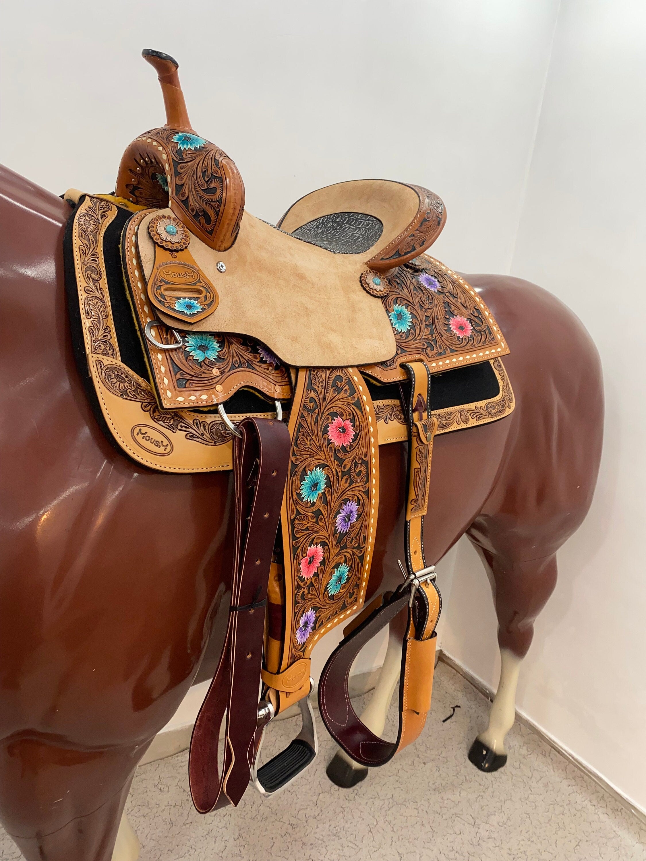 MOUSM Western Horse Saddle - Premium Quality Leather Barrel Saddle Built on a Rawhide Covered Fiber Tree with Hand-Tooled Flower Design, Seat Sizes: 13"-17" Inches