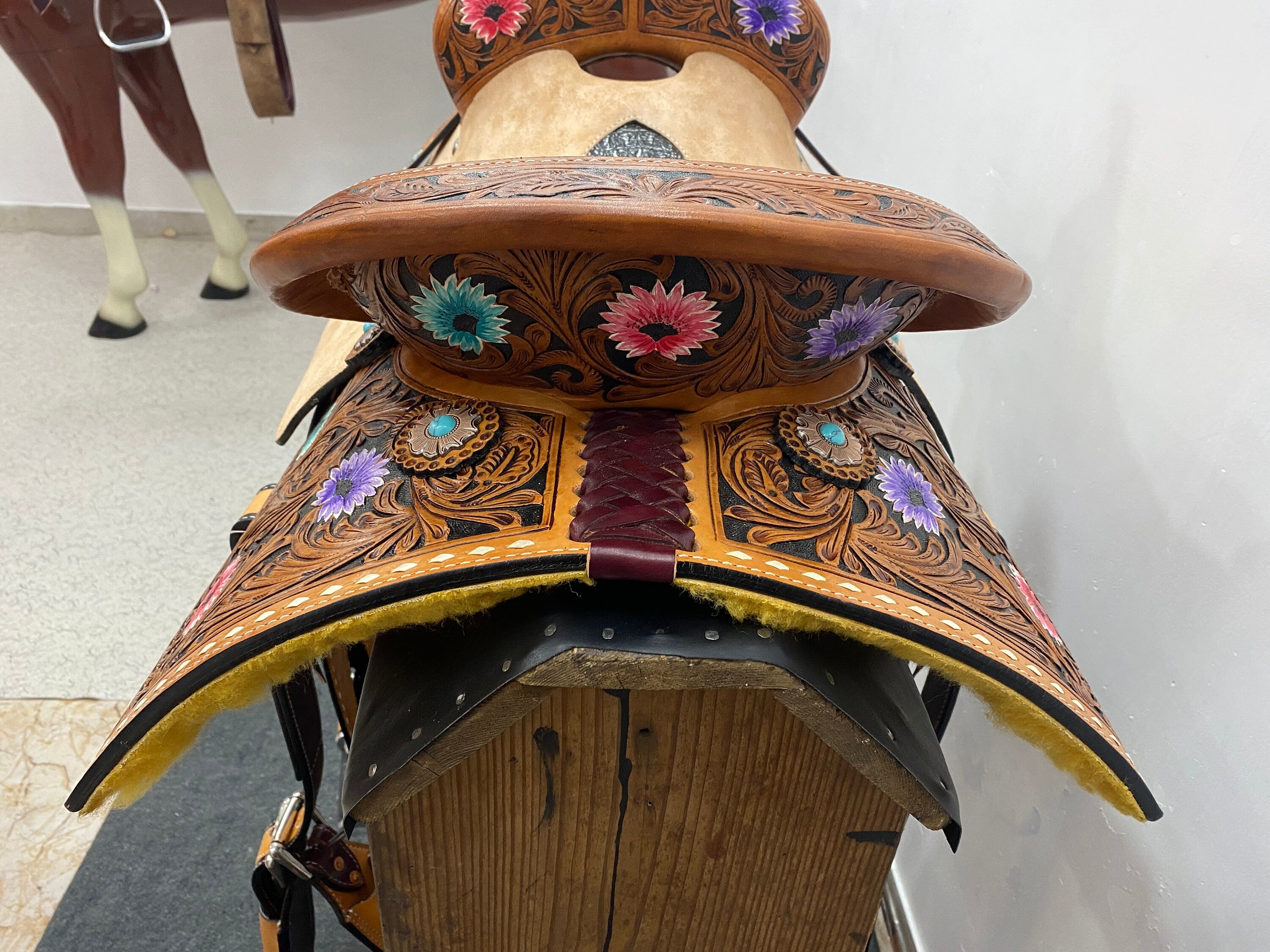 MOUSM Western Horse Saddle - Premium Quality Leather Barrel Saddle Built on a Rawhide Covered Fiber Tree with Hand-Tooled Flower Design, Seat Sizes: 13"-17" Inches