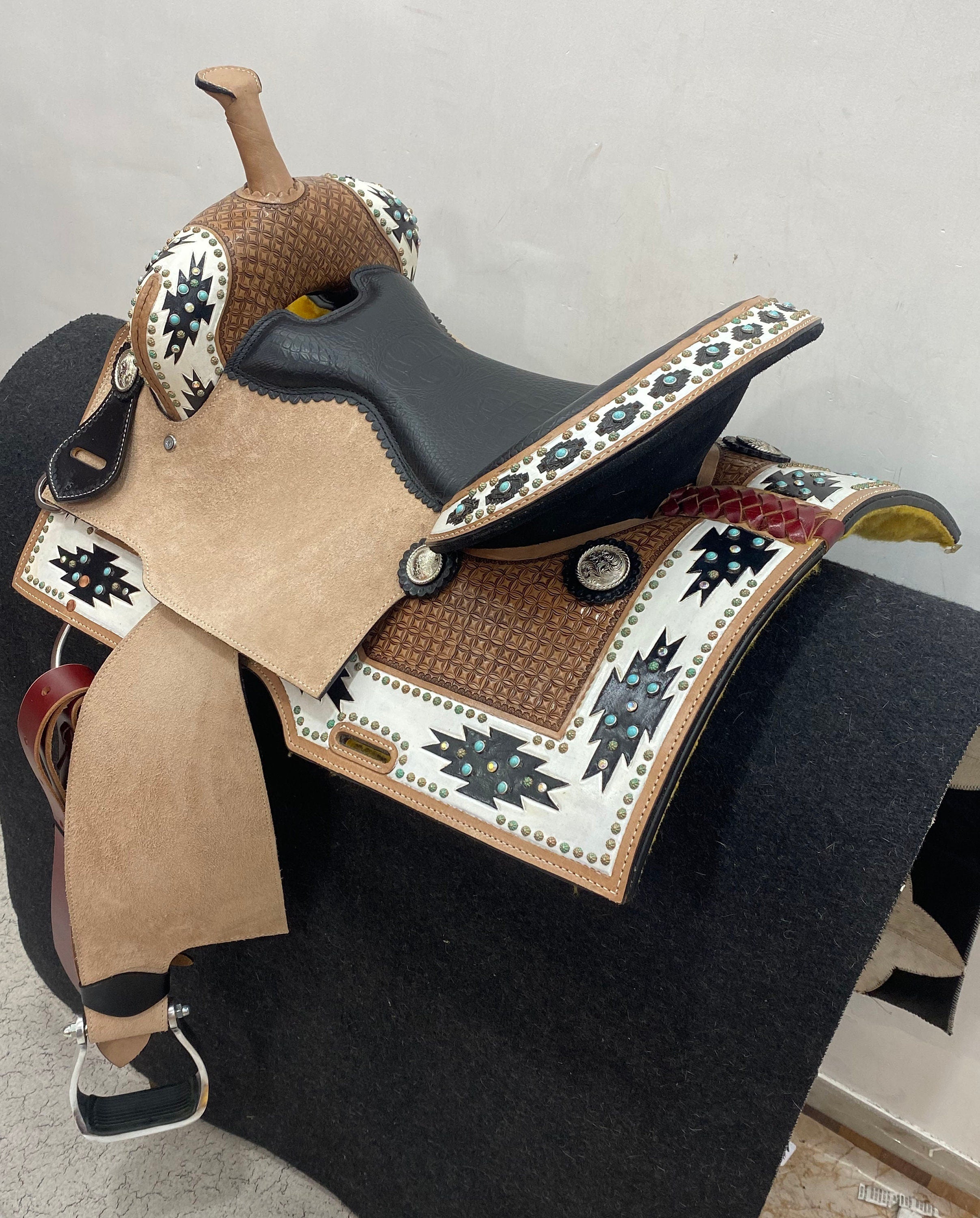 MOUSM Western Saddle - Barrel Racing Saddle Handcrafted with Premium Argentina Leather, Built on a Rawhide-Covered Fiberglass Tree, Featuring Aztec Pattern and Beaded Border | Seat Sizes: 14"–17" Inches