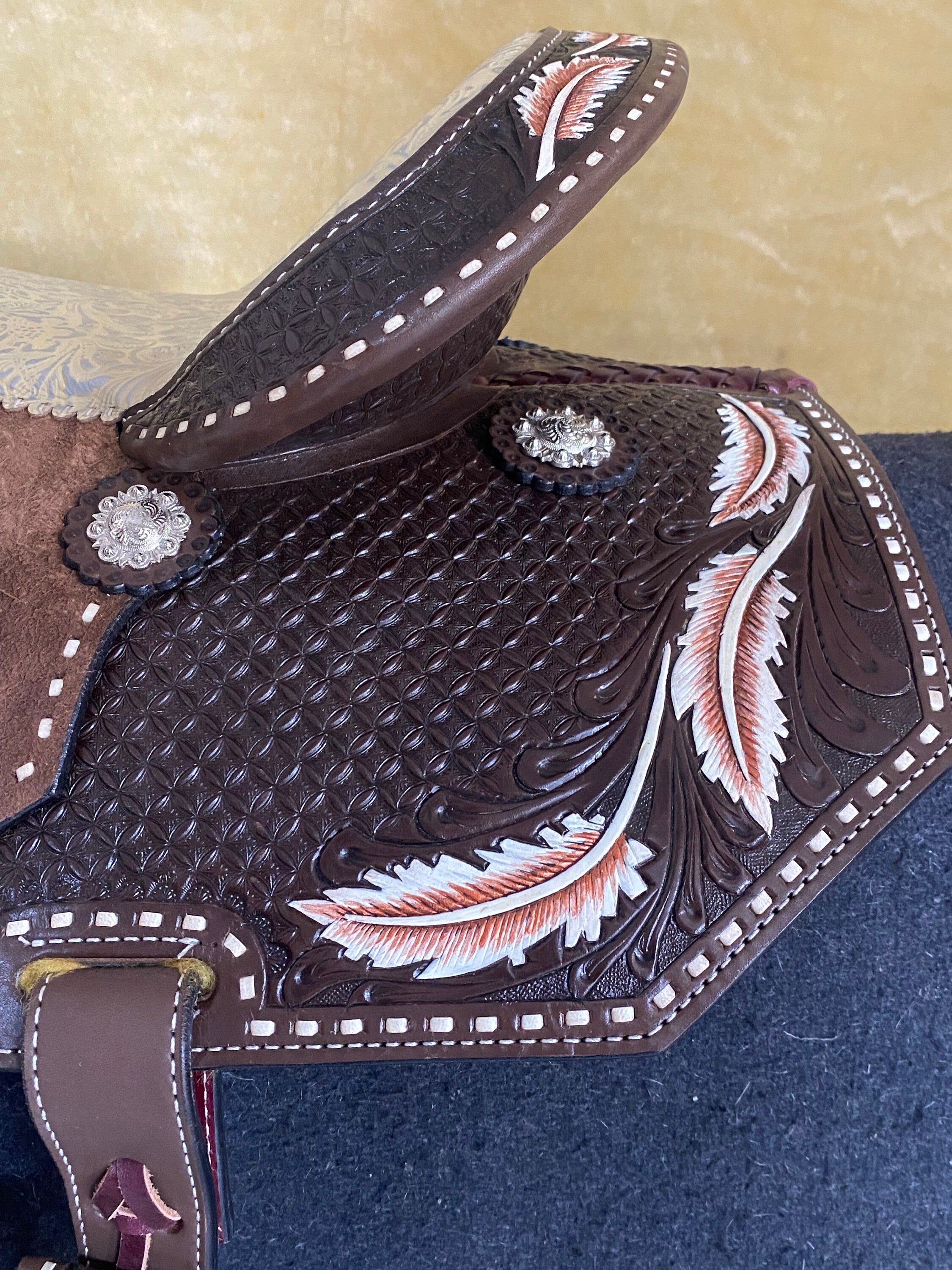 MOUSM Western Barrel Racing Saddle - Handcrafted with Colorful Feather Carving, Argentina Cow Leather Saddle Built On a Rawhide-Covered Fiber Tree, Seat Size: 14"–17" Inches