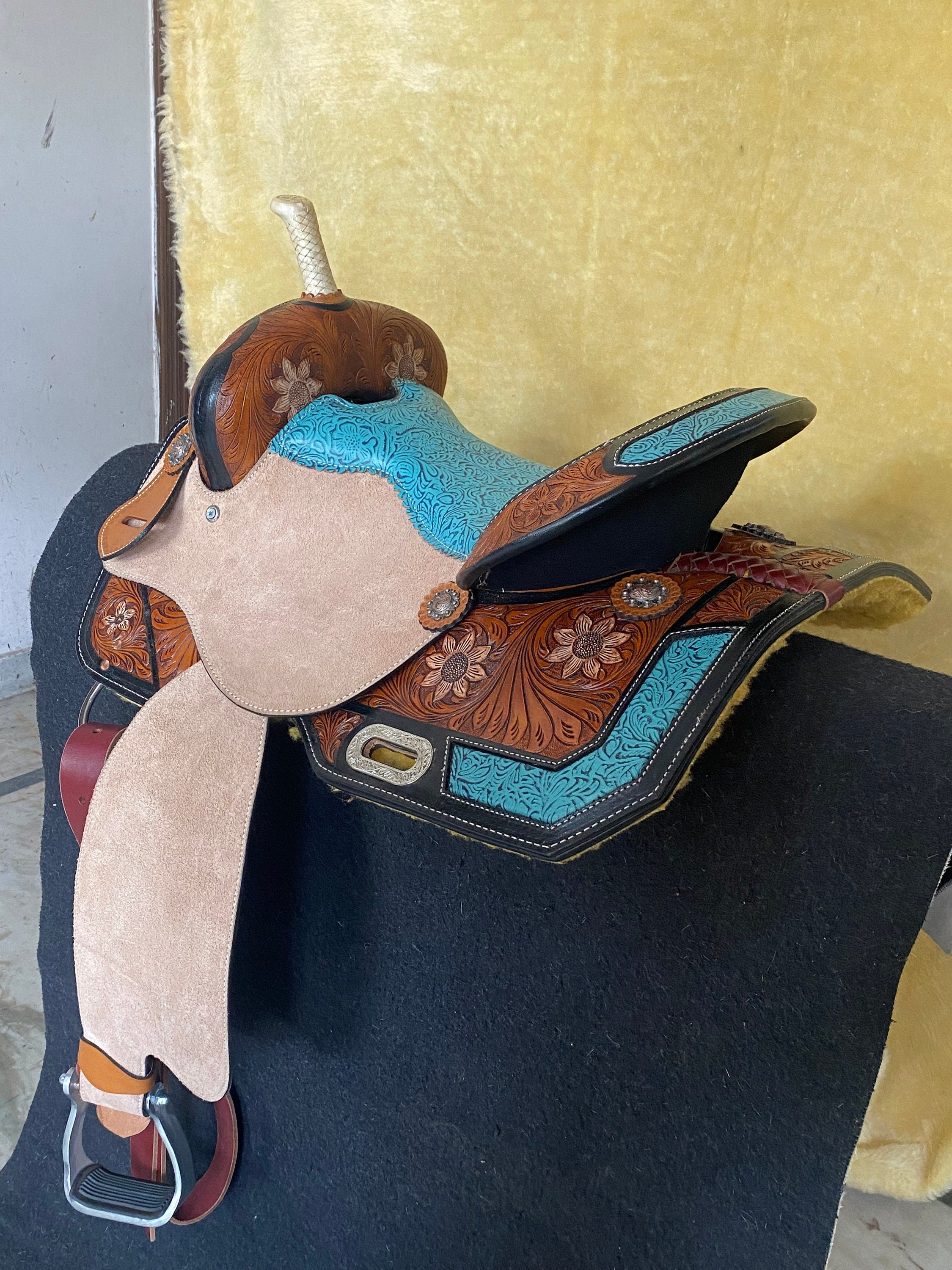 MOUSM Western Horse Saddle - Built on a Rawhide Covered Fiber Tree, Genuine Leather Barrel Saddle with Hand-Tooled Flower Design and Fancy Concho, Seat Size: 14"-17" Inches