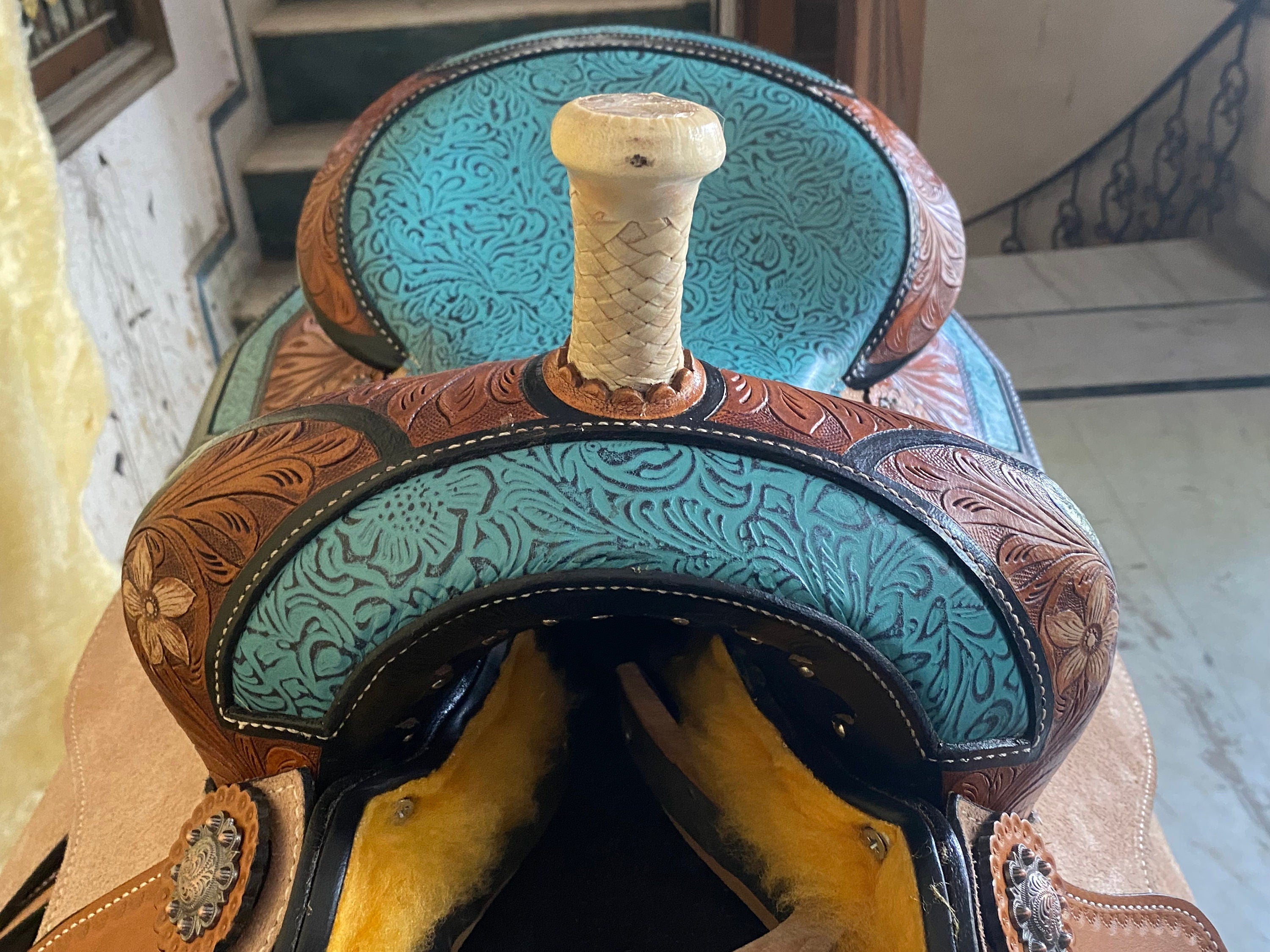 MOUSM Western Horse Saddle - Built on a Rawhide Covered Fiber Tree, Genuine Leather Barrel Saddle with Hand-Tooled Flower Design and Fancy Concho, Seat Size: 14"-17" Inches