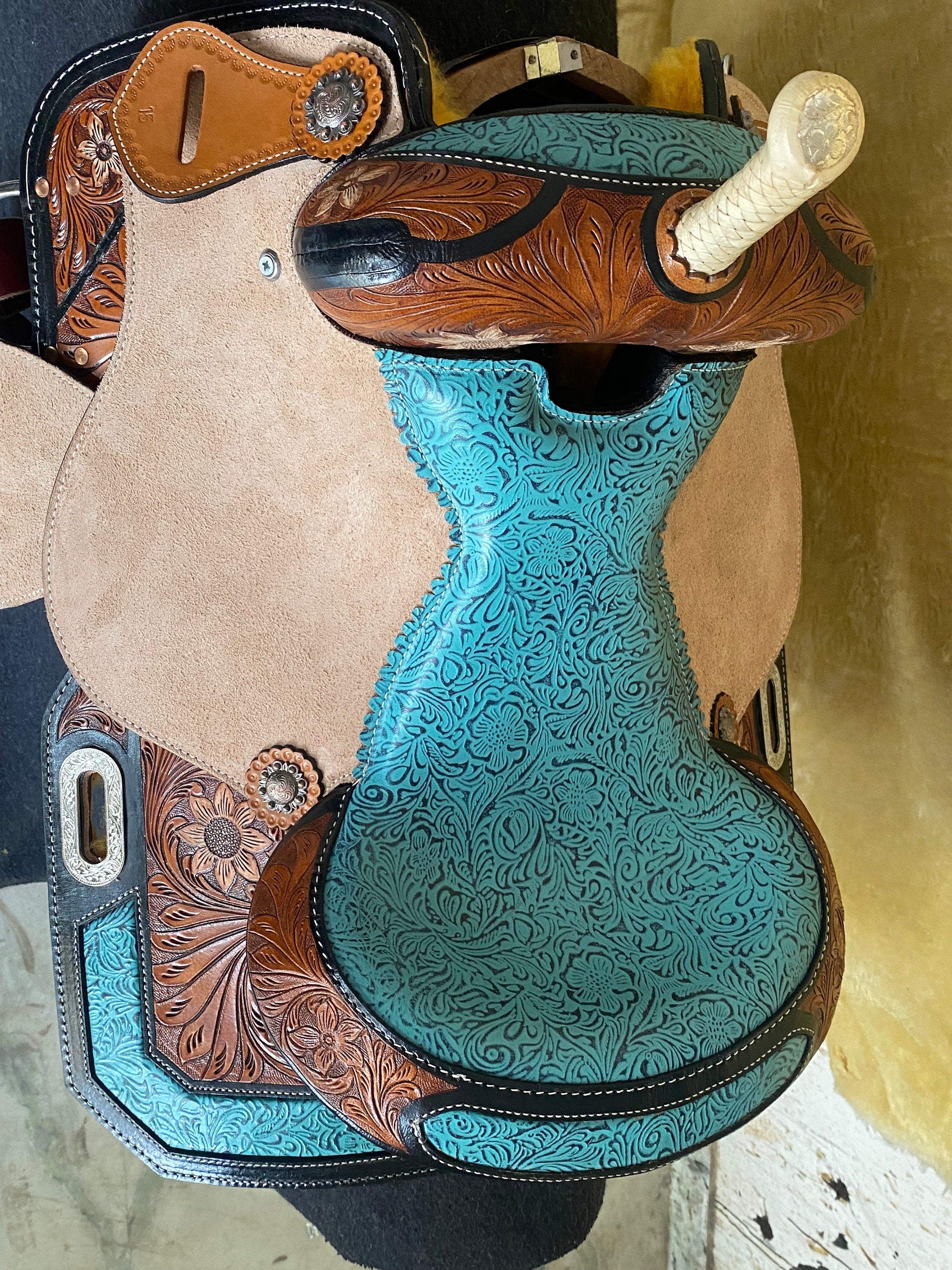 MOUSM Western Horse Saddle - Built on a Rawhide Covered Fiber Tree, Genuine Leather Barrel Saddle with Hand-Tooled Flower Design and Fancy Concho, Seat Size: 14"-17" Inches