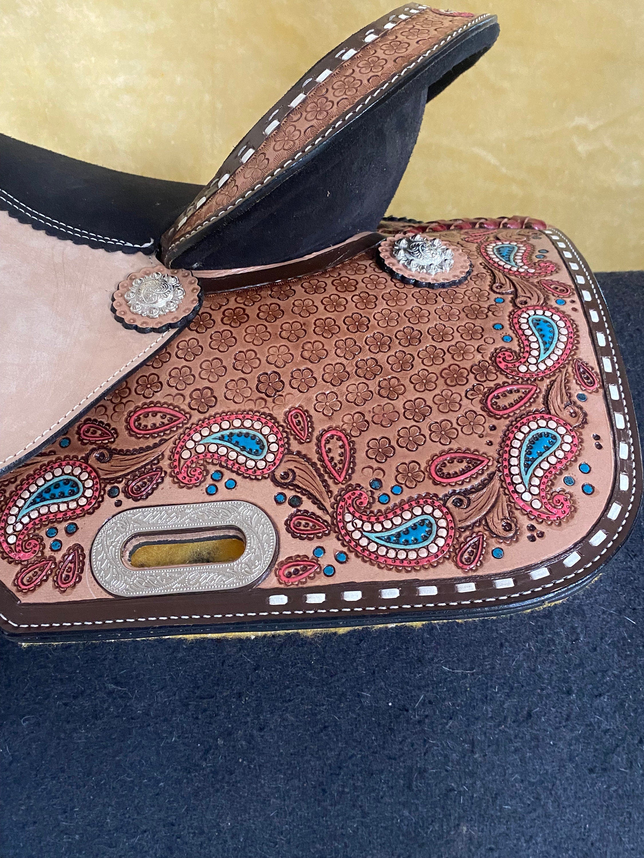 MOUSM Western Barrel Saddle - Genuine Leather Saddle Hand-Carved Paisley and Flower Design, Built On a Rawhide Covered Fiber Tree, Seat Sizes: 14"-17" Inches