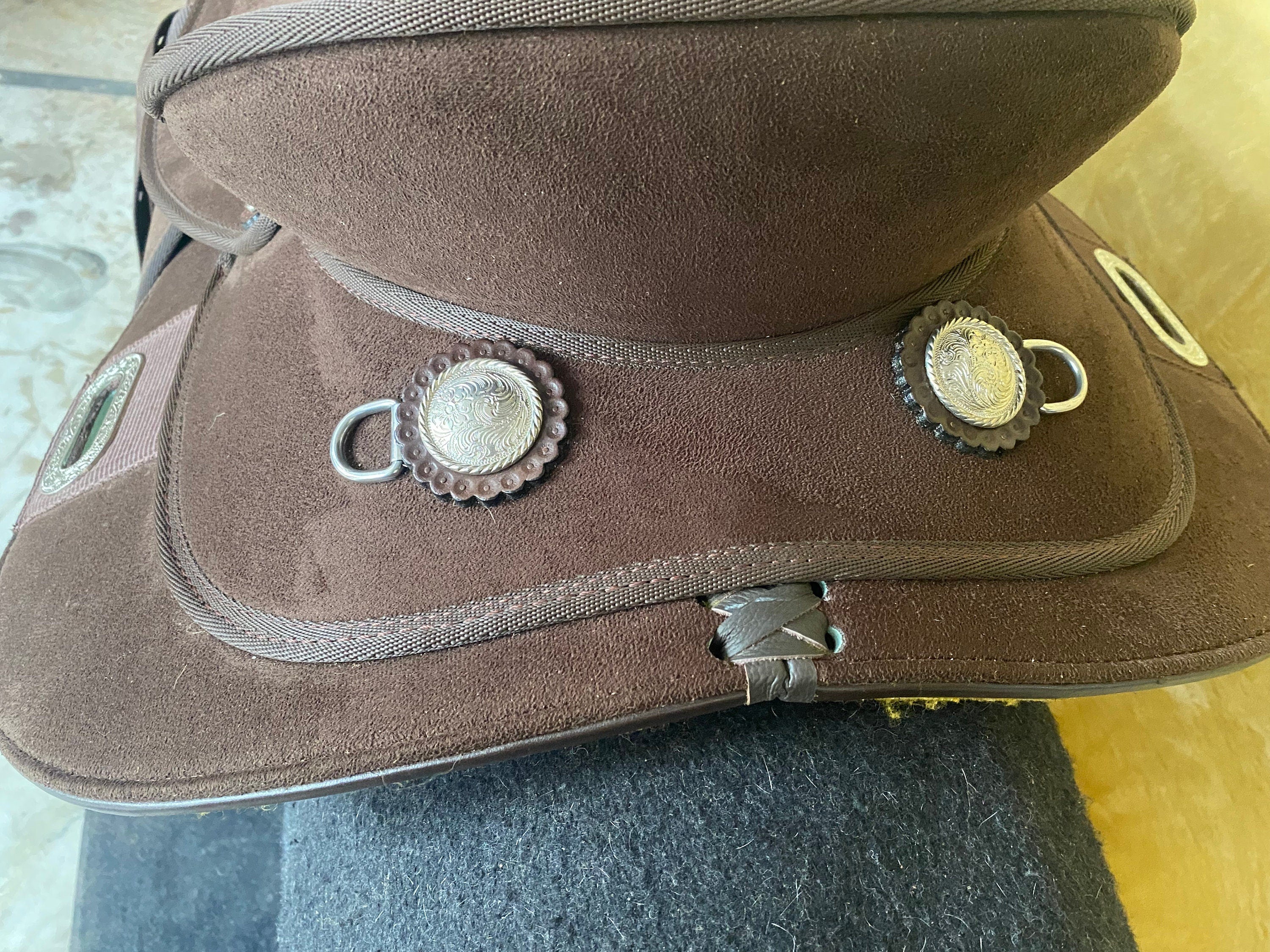 MOUSM Western Barrel Saddle - Made from Synthetic Suede Leather Build on a Strong Fiber Tree- Rawhide Covered & Fancy Concho, Seat Size: 14"–17" Inches