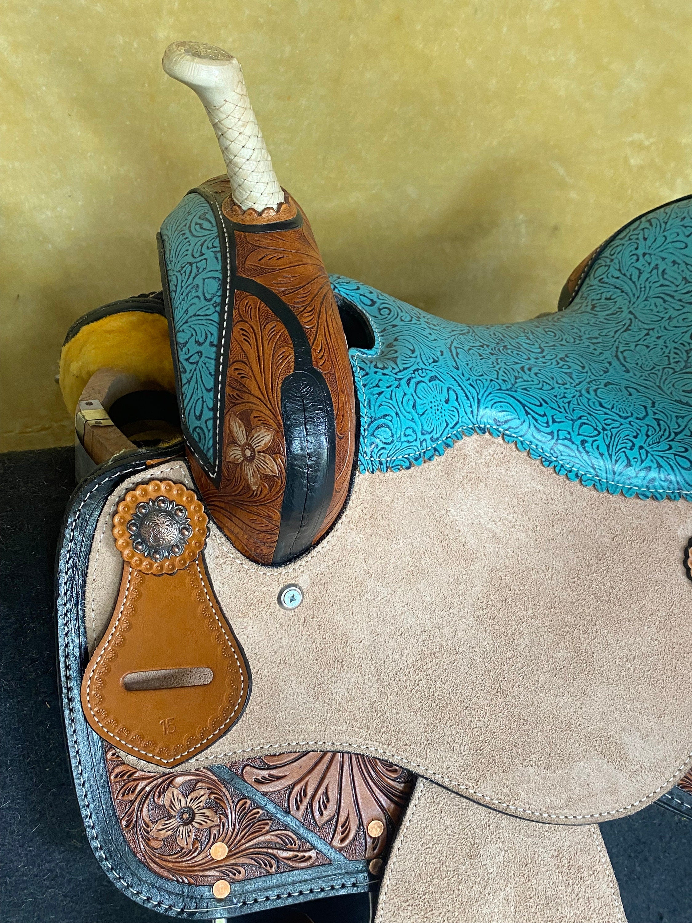 MOUSM Western Horse Saddle - Built on a Rawhide Covered Fiber Tree, Genuine Leather Barrel Saddle with Hand-Tooled Flower Design and Fancy Concho, Seat Size: 14"-17" Inches