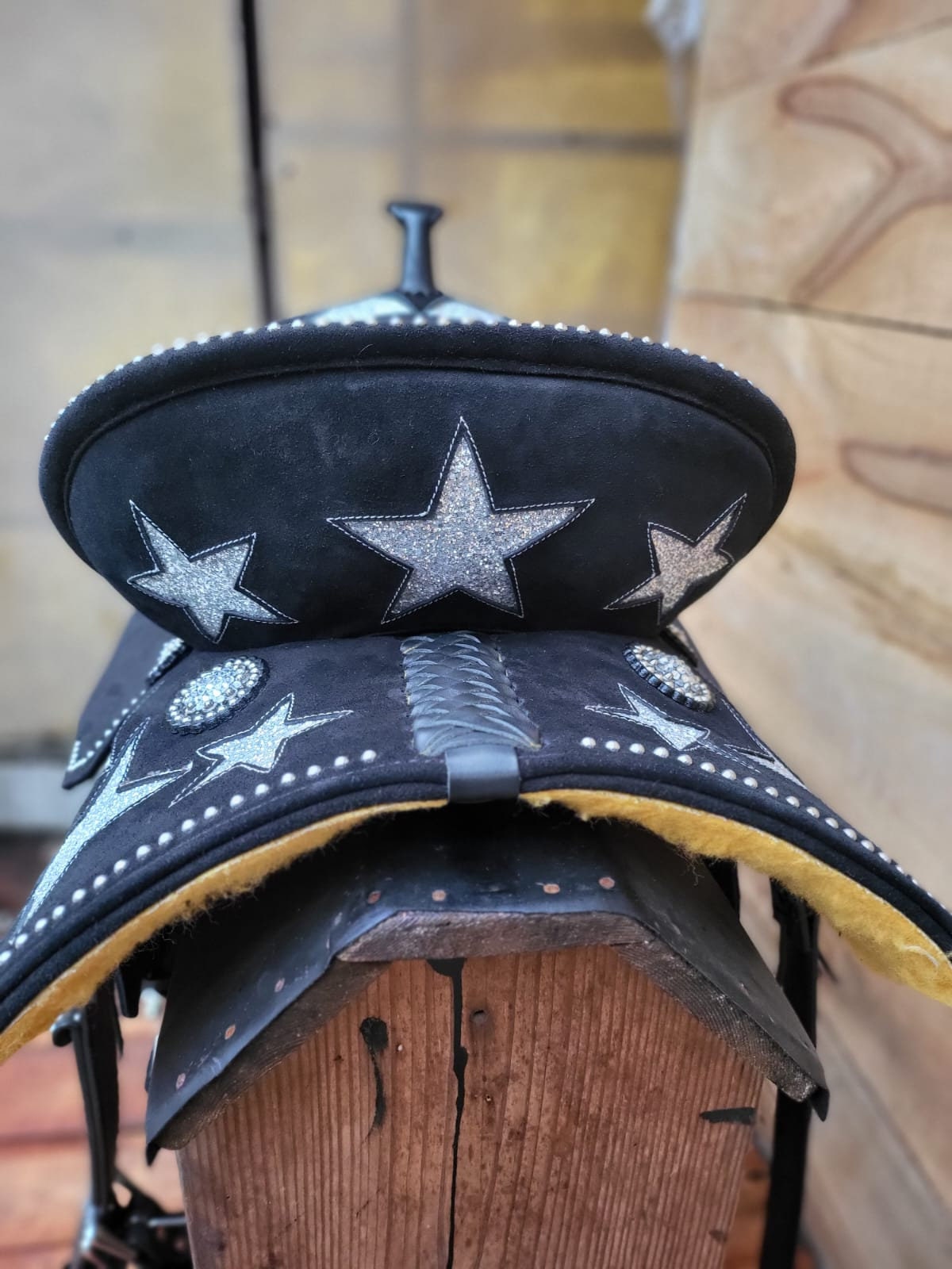 MOUSM Western Barrel Saddle - Built on a Rawhide Covered Fiber Tree, Saddle Made from Genuine Black Argentina Leather with Silver Star Glittered Patch, Available in 13"-17" Seat Options