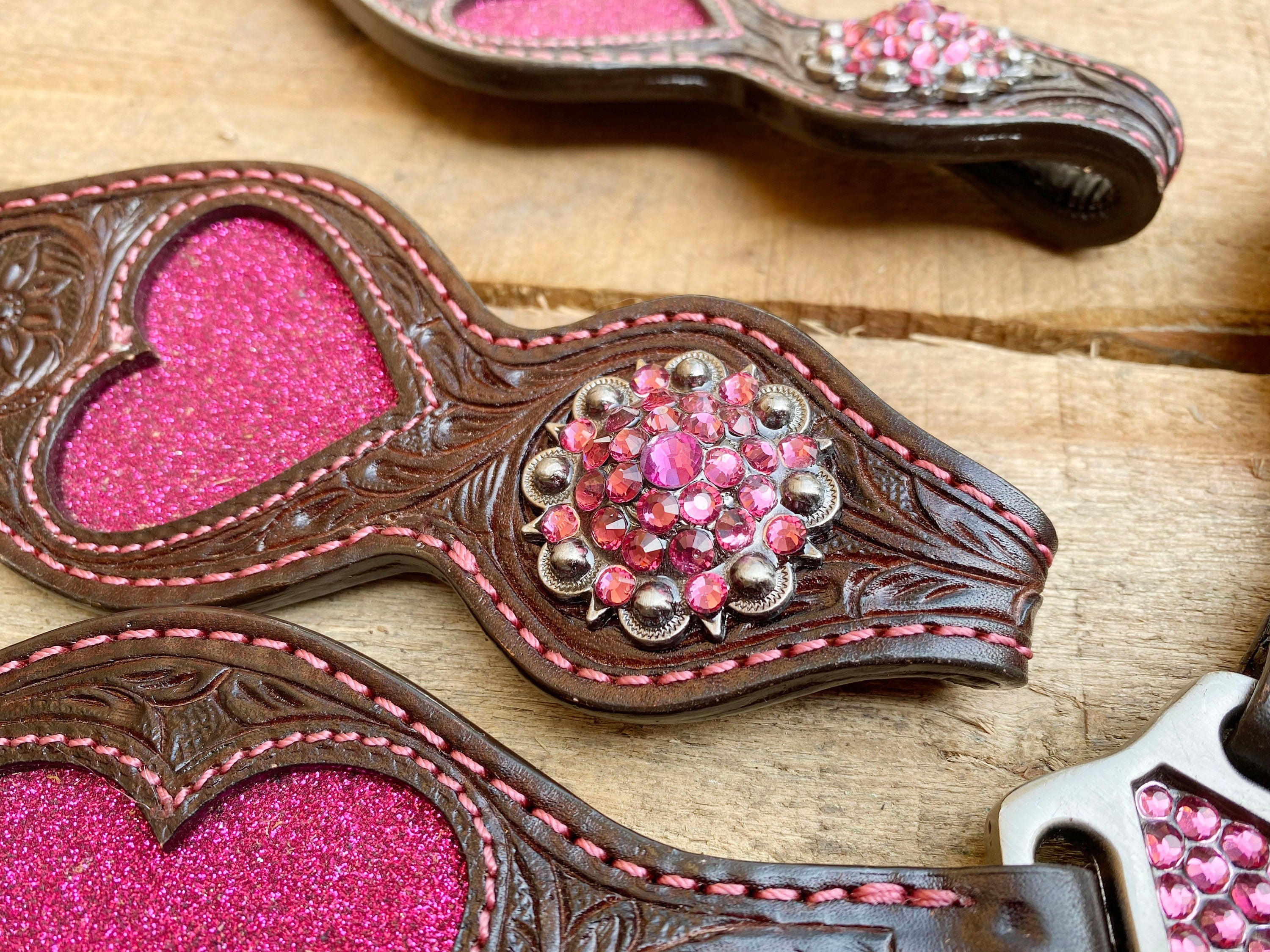 MOUSM Valentine’s Special Western Leather Headstall and Breast Collar Set – Decorated with Heart Cutouts, Pink Glitter Inlay & Dual-Color Fringe