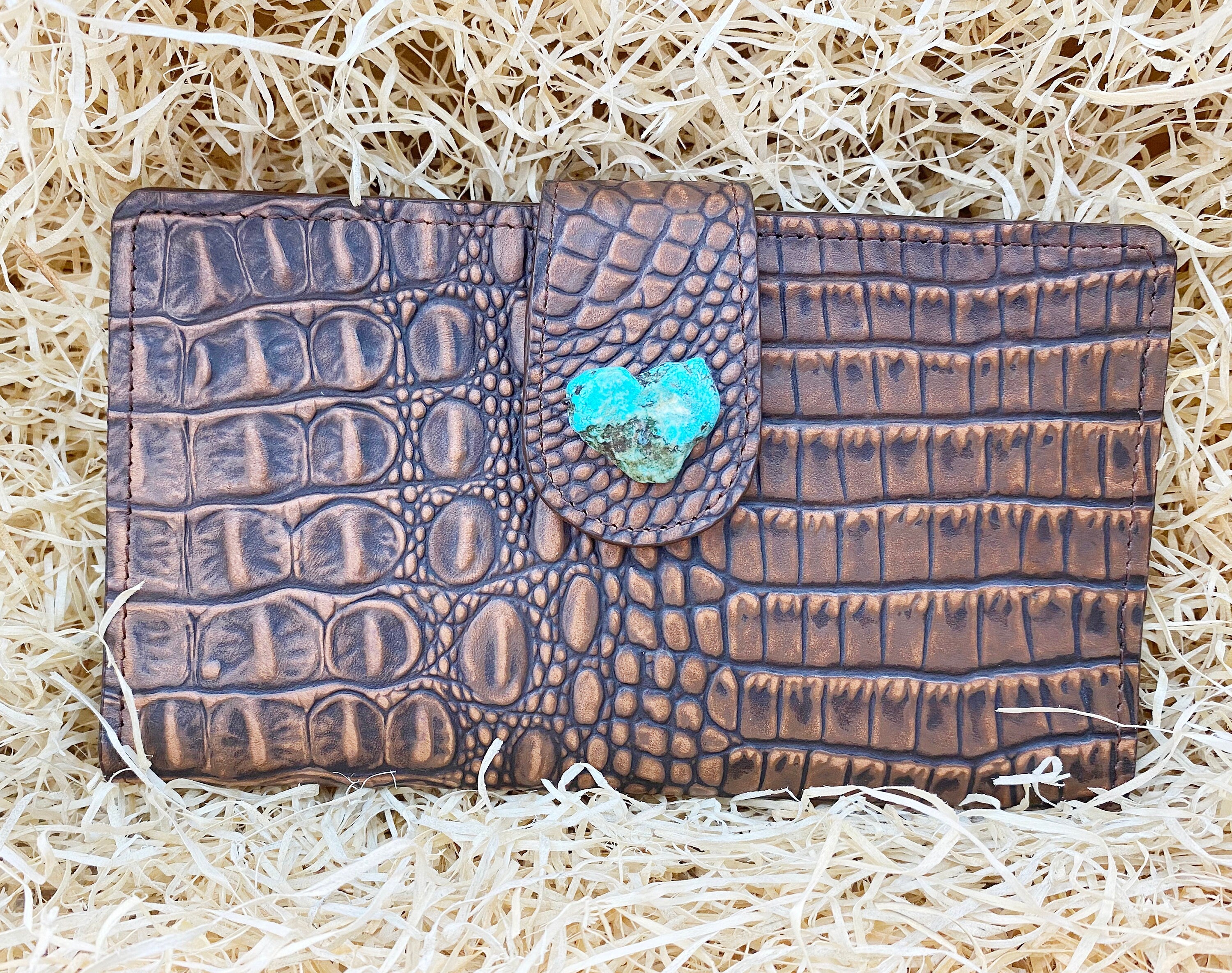 MOUSM Ladies Clutch Bag – Light Brown Alligator Print Cowhide Leather with Heart-Shaped Turquoise Stone, Handmade Distressed Western Leather Clutch Handbag for Women with Magnetic Closure