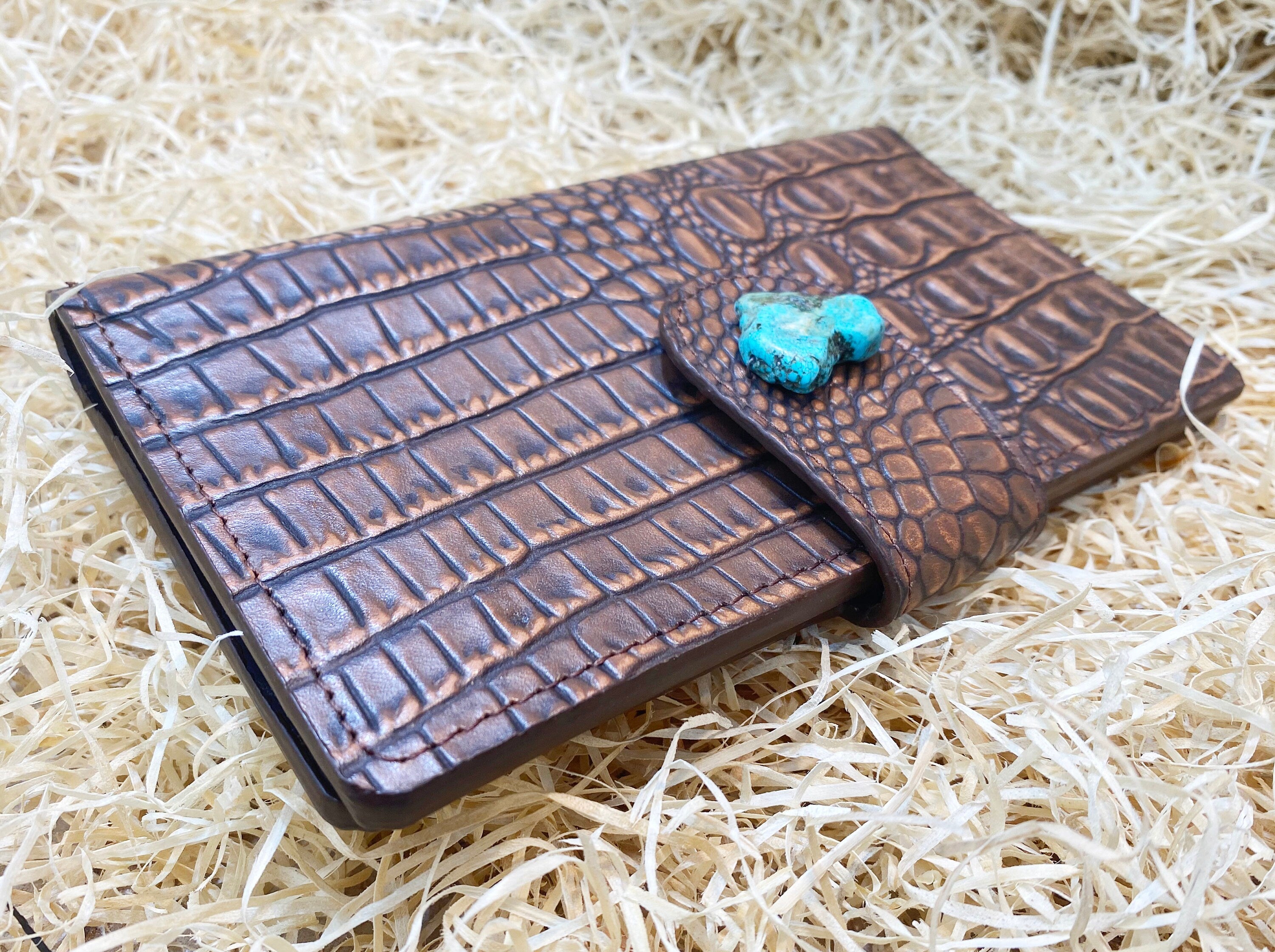 MOUSM Ladies Clutch Bag – Light Brown Alligator Print Cowhide Leather with Heart-Shaped Turquoise Stone, Handmade Distressed Western Leather Clutch Handbag for Women with Magnetic Closure