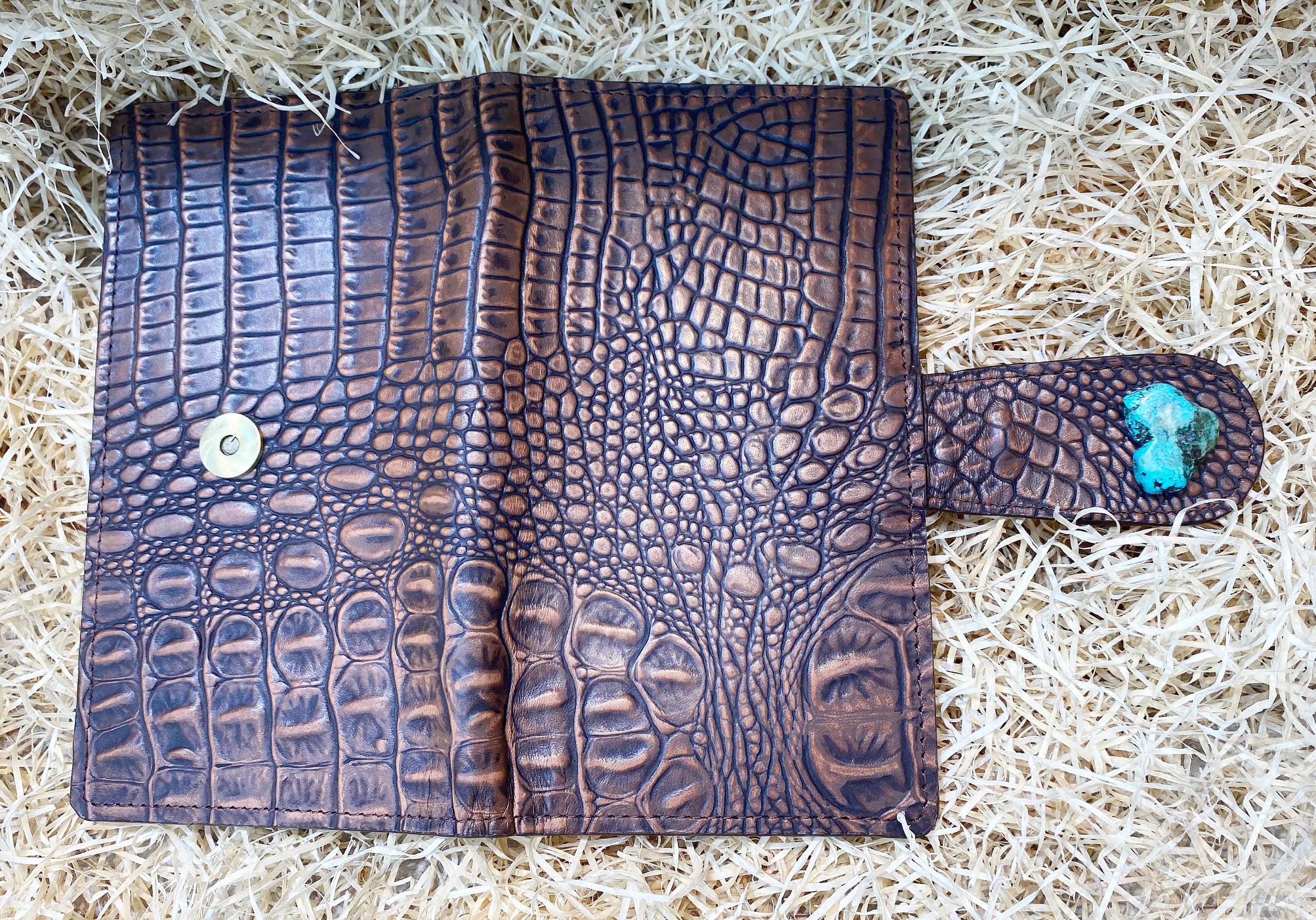 MOUSM Ladies Clutch Bag – Light Brown Alligator Print Cowhide Leather with Heart-Shaped Turquoise Stone, Handmade Distressed Western Leather Clutch Handbag for Women with Magnetic Closure