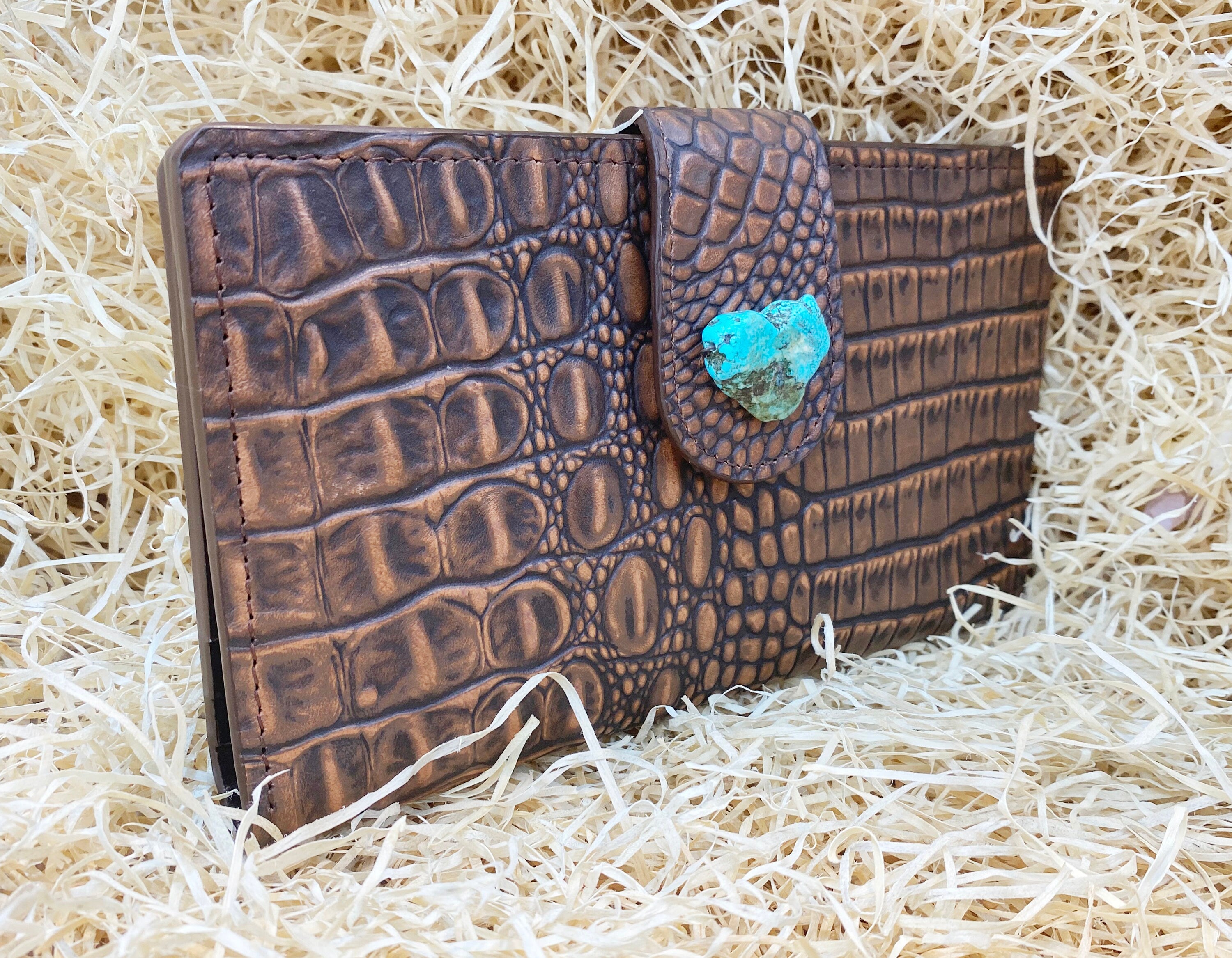 MOUSM Ladies Clutch Bag – Light Brown Alligator Print Cowhide Leather with Heart-Shaped Turquoise Stone, Handmade Distressed Western Leather Clutch Handbag for Women with Magnetic Closure