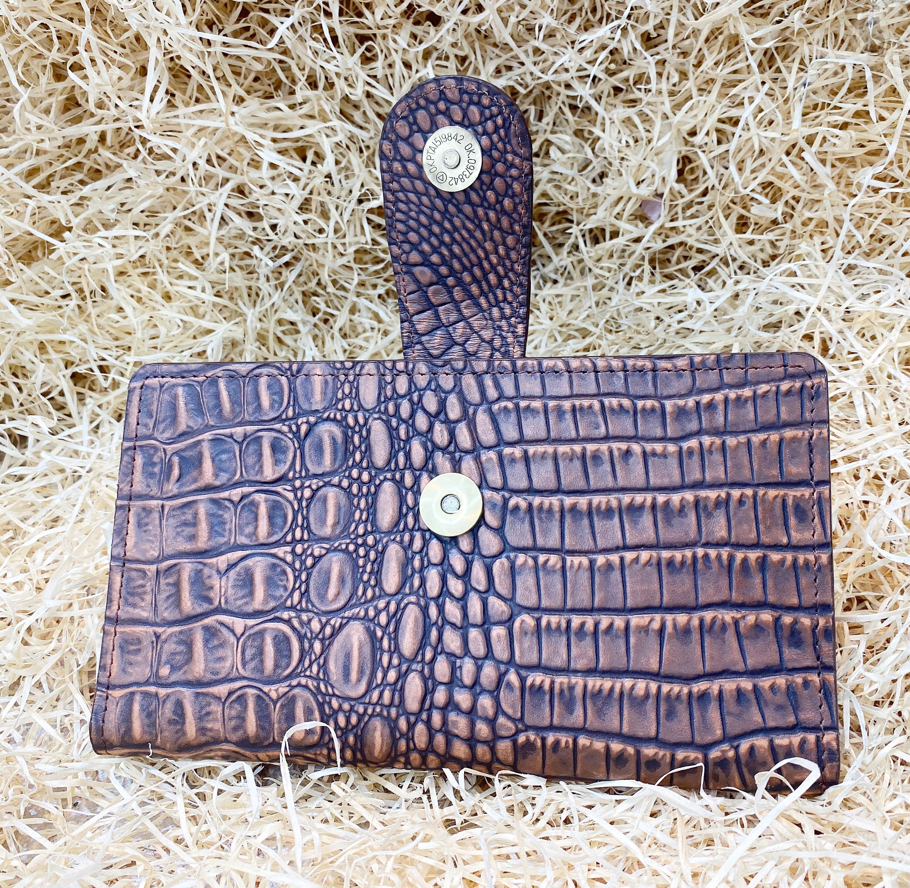 MOUSM Ladies Clutch Bag – Light Brown Alligator Print Cowhide Leather with Heart-Shaped Turquoise Stone, Handmade Distressed Western Leather Clutch Handbag for Women with Magnetic Closure