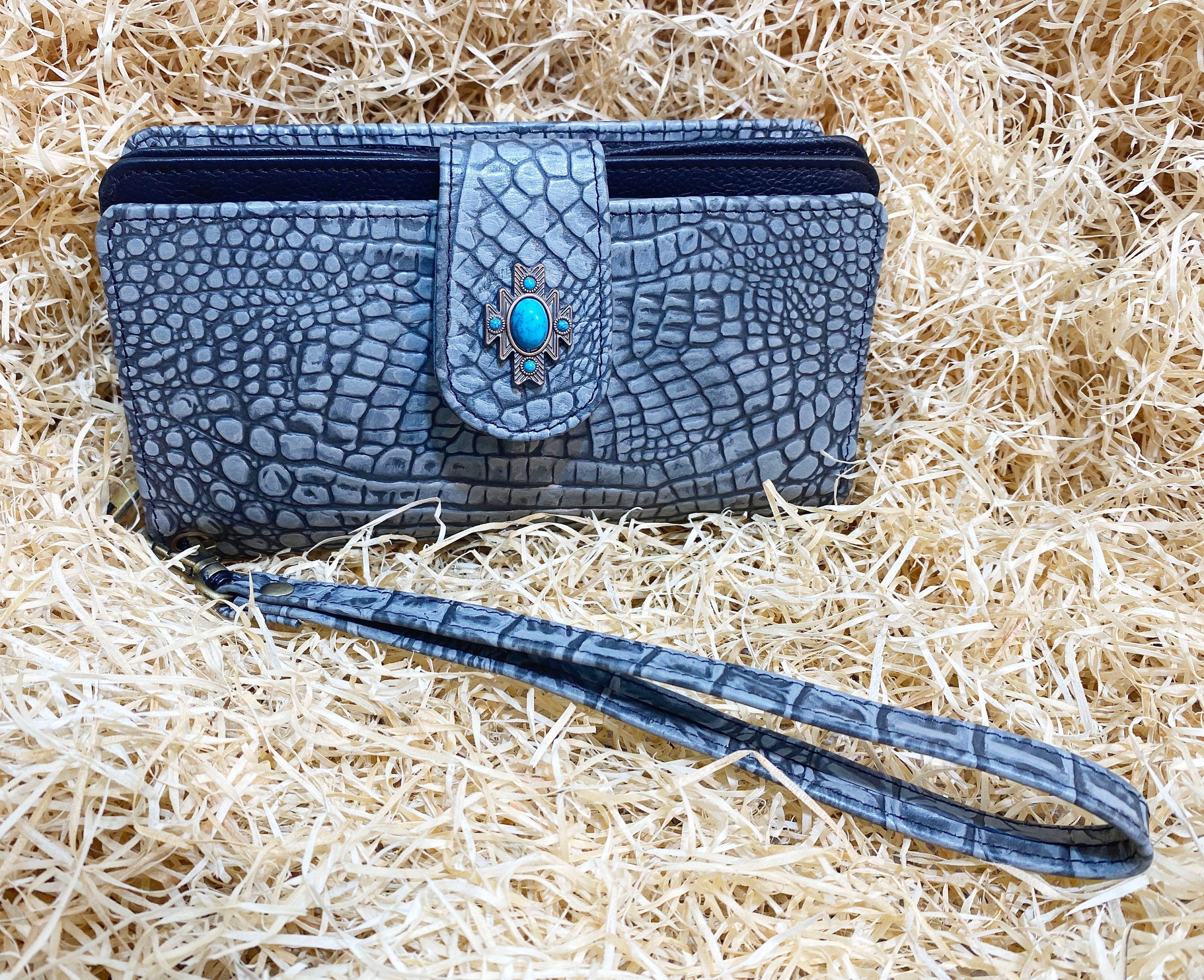 ladies clutch bag comes with grey alligator print leather. Ladies&