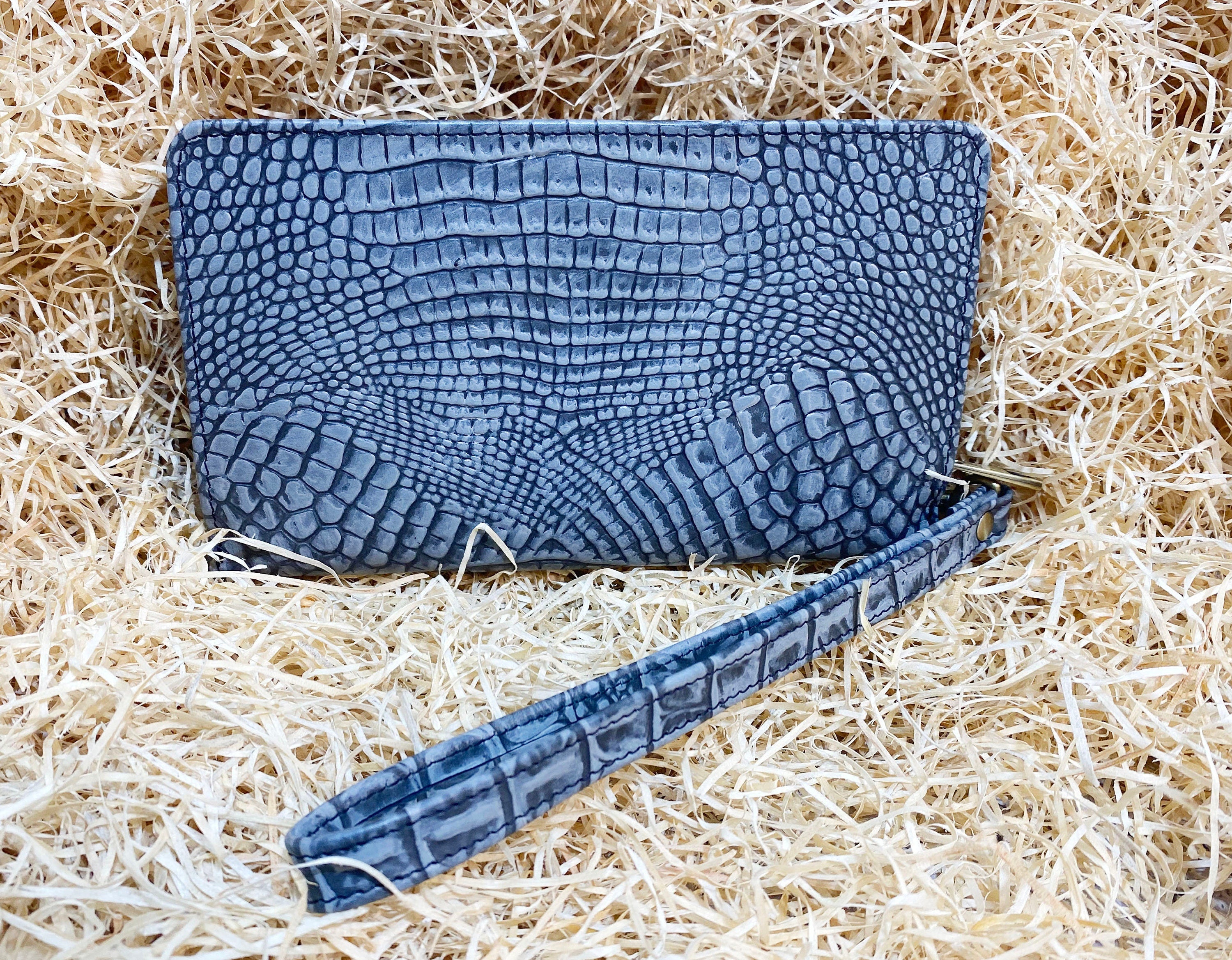 ladies clutch bag comes with grey alligator print leather. Ladies&