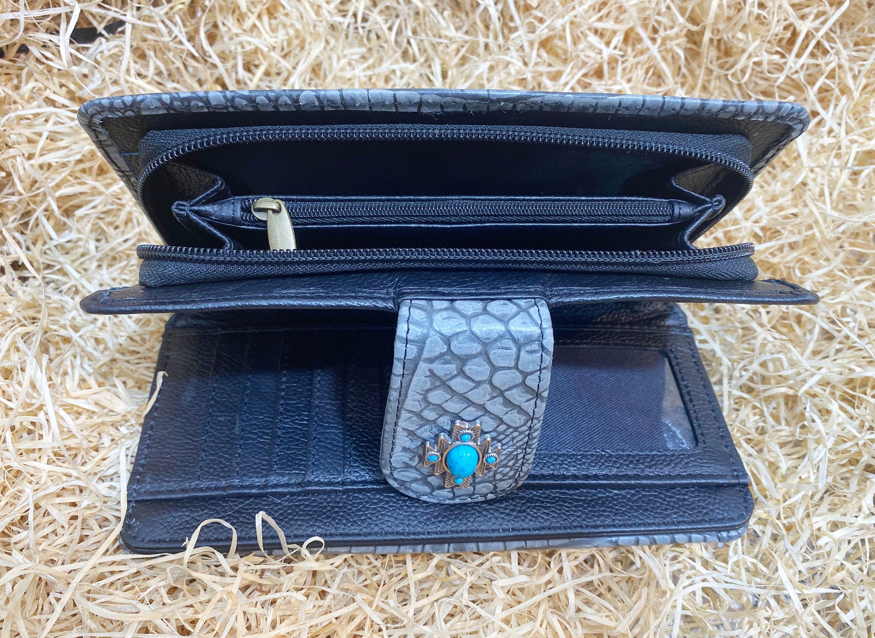 ladies clutch bag comes with grey alligator print leather. Ladies&