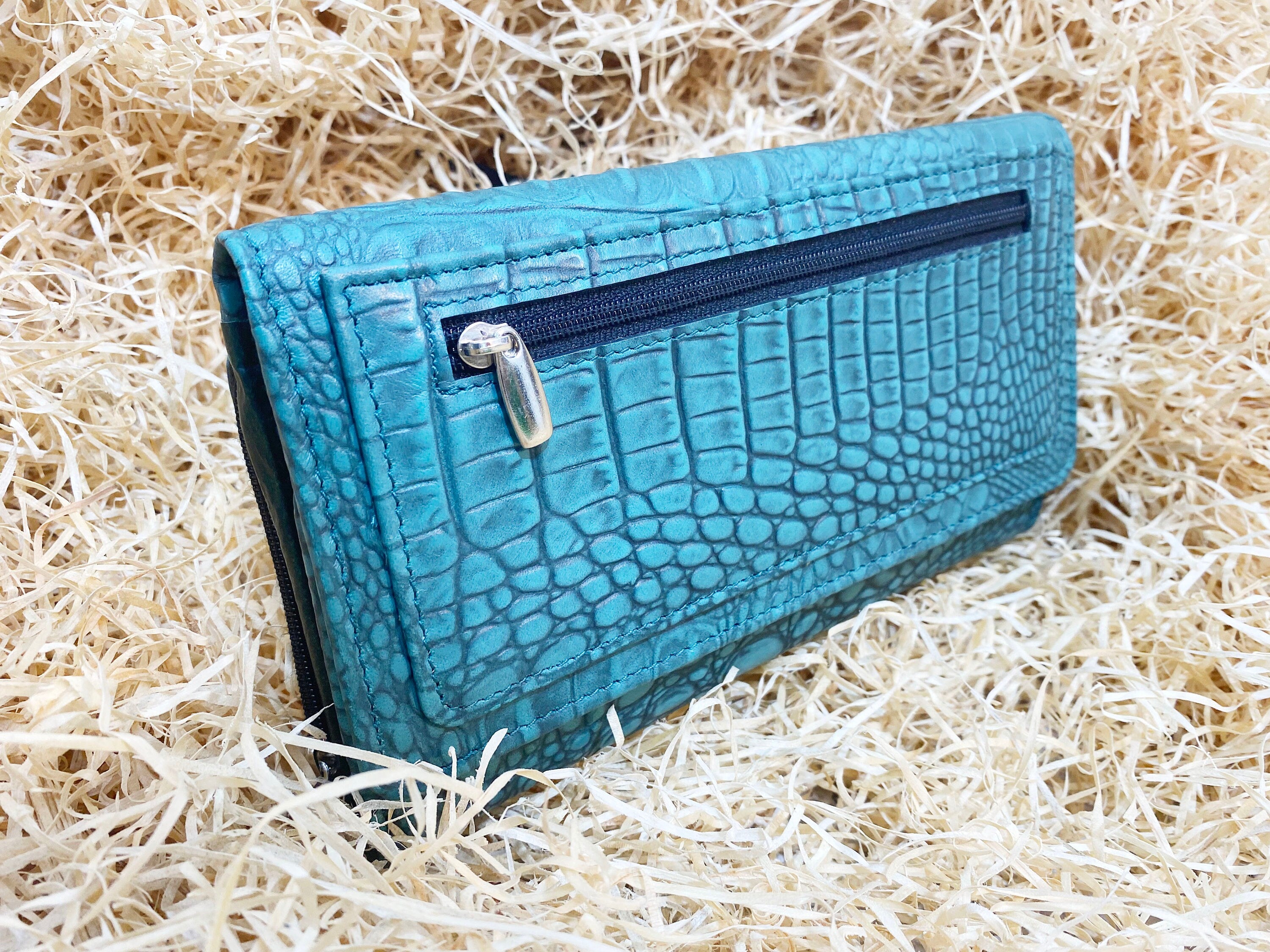 ladies clutch bag comes with turquoise leather print. Ladies&