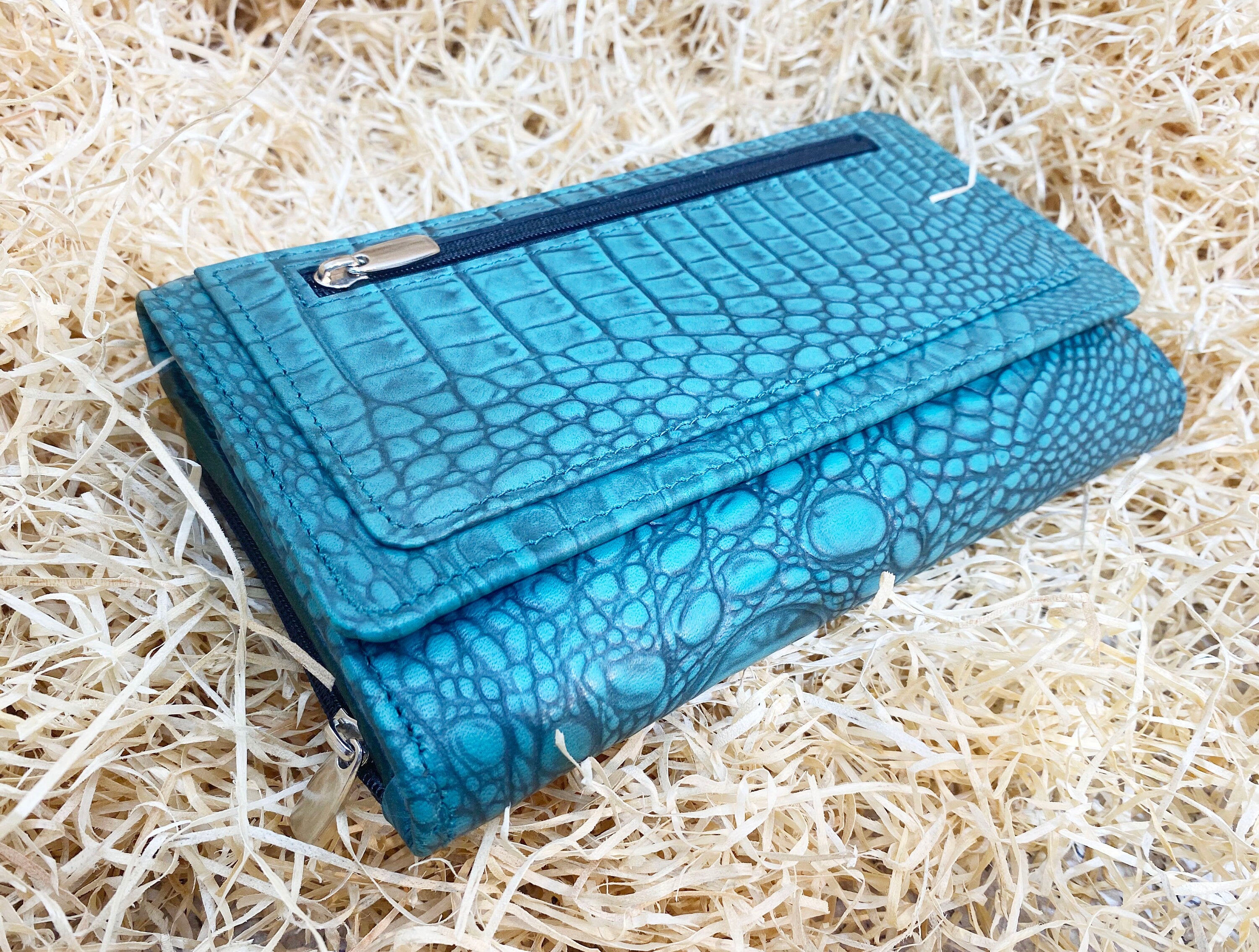 ladies clutch bag comes with turquoise leather print. Ladies&