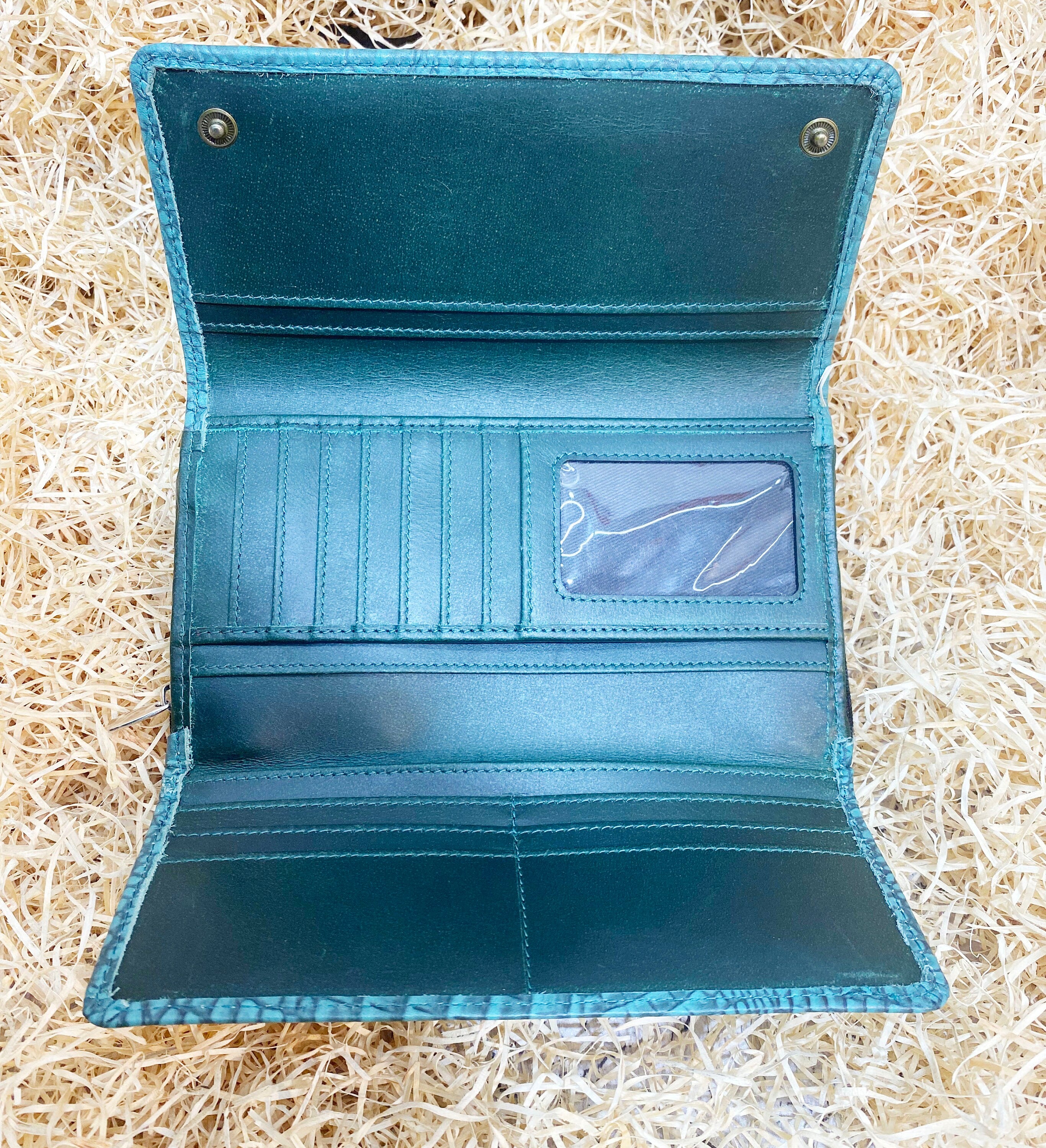 ladies clutch bag comes with turquoise leather print. Ladies&