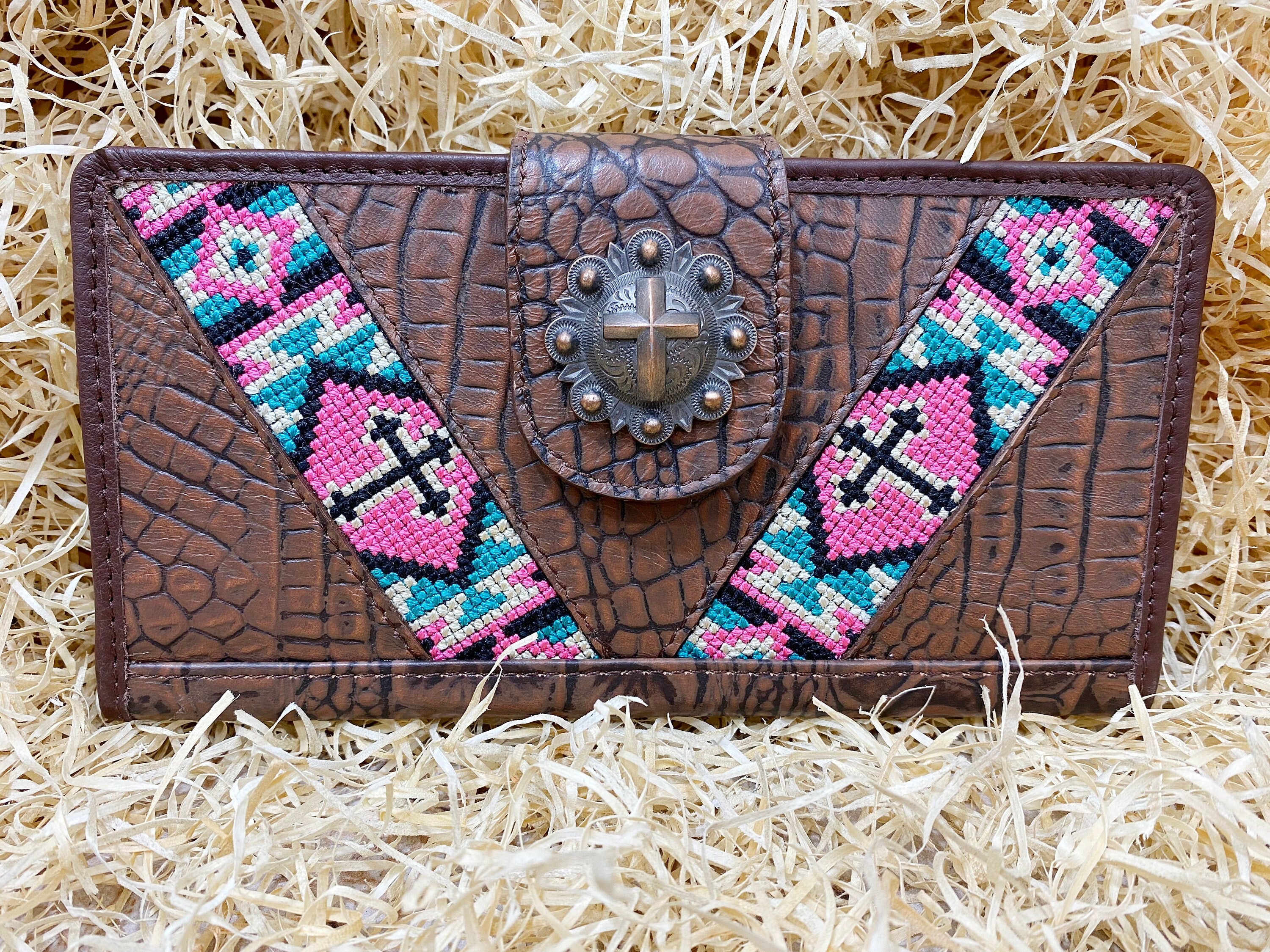 ladies clutch bag comes with a Light brown alligator print. Ladies&