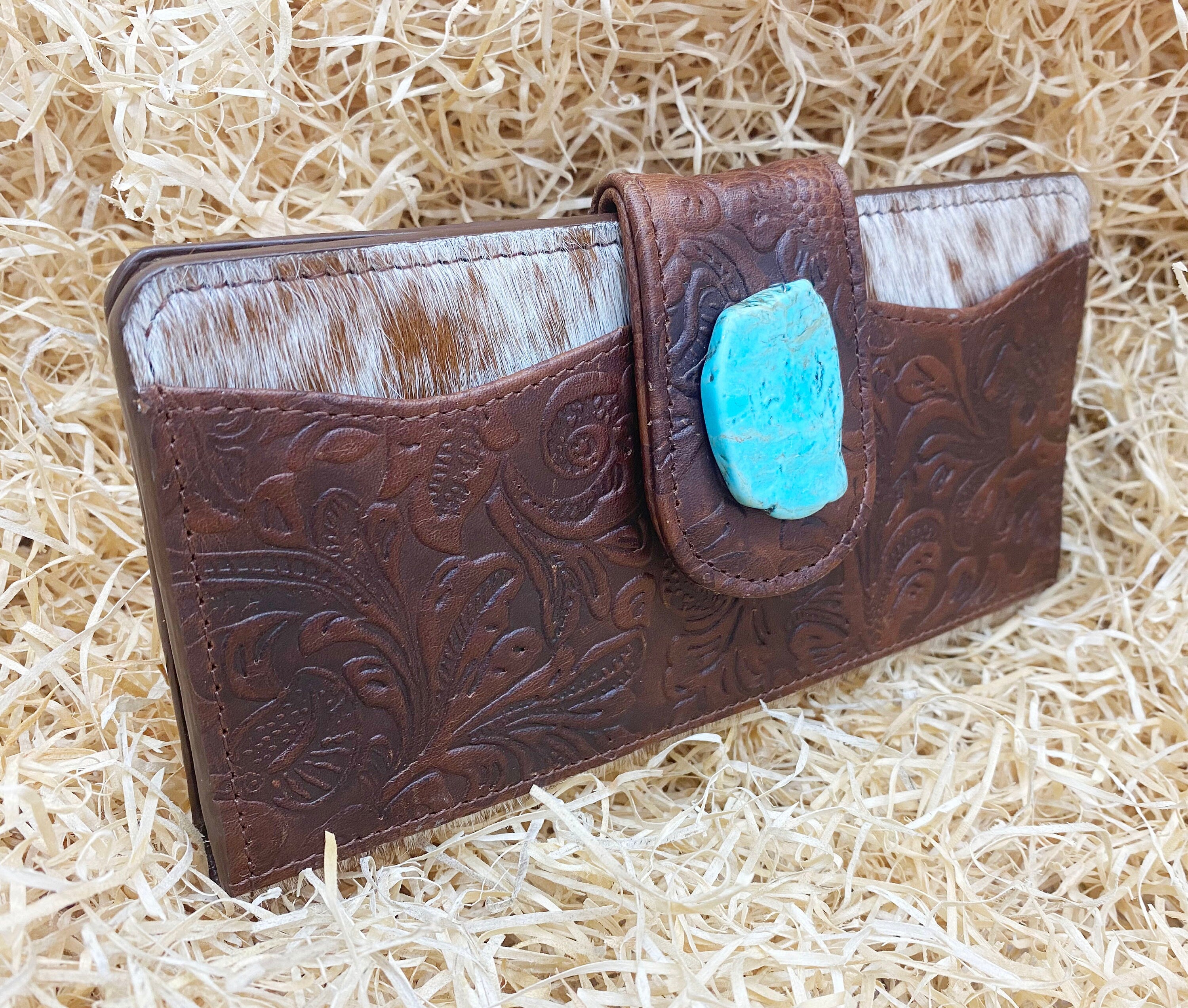 ladies clutch bag comes with Flower embossed pocket on the top. Ladies&