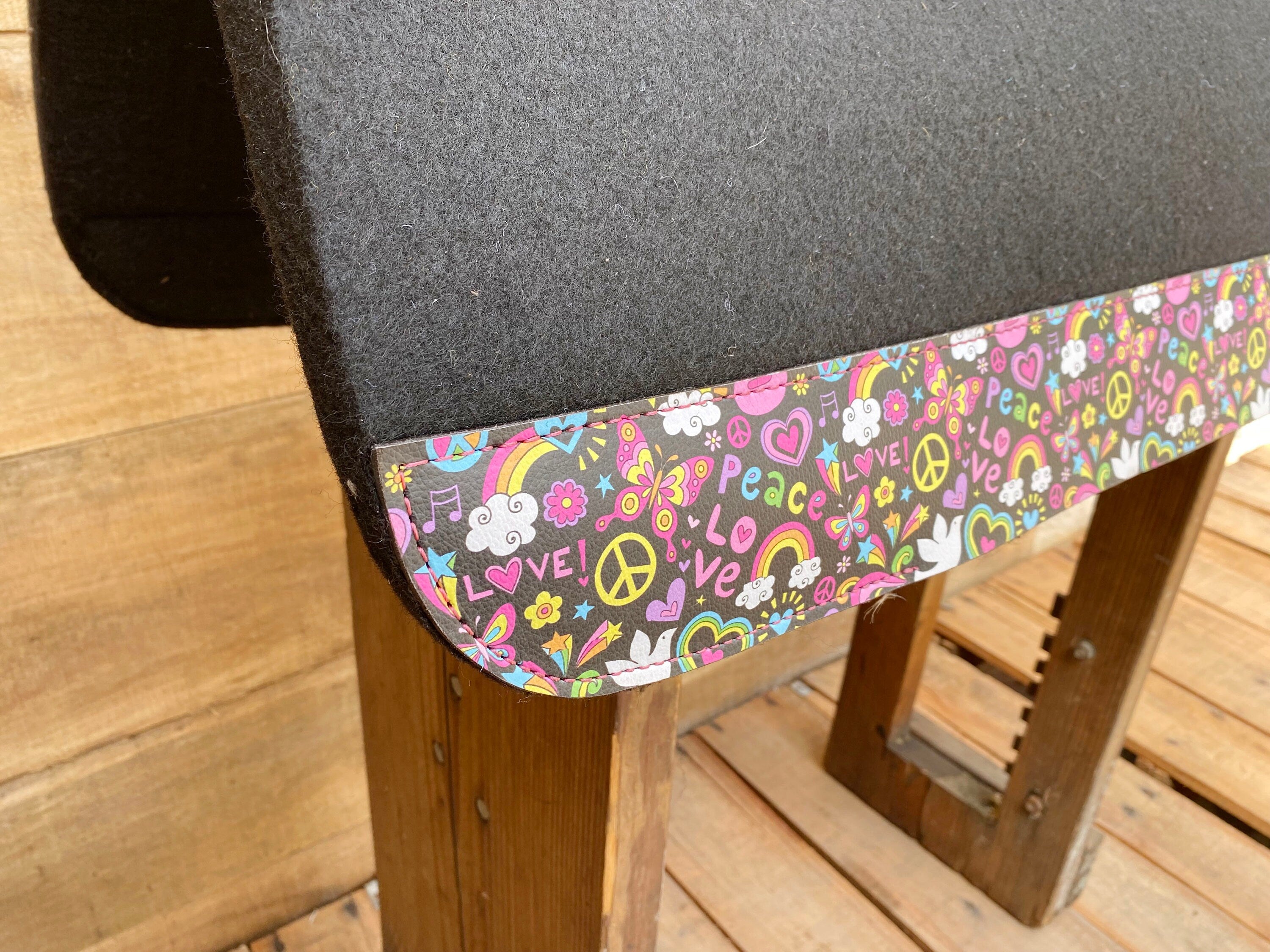 MOUSM Western Saddle Pad - Saddle Pad for Horses Synthetic Wool Blend Black Felt with Reinforced Spine and Printed Heart Emojis Patch Inlay on Real Cow Leather