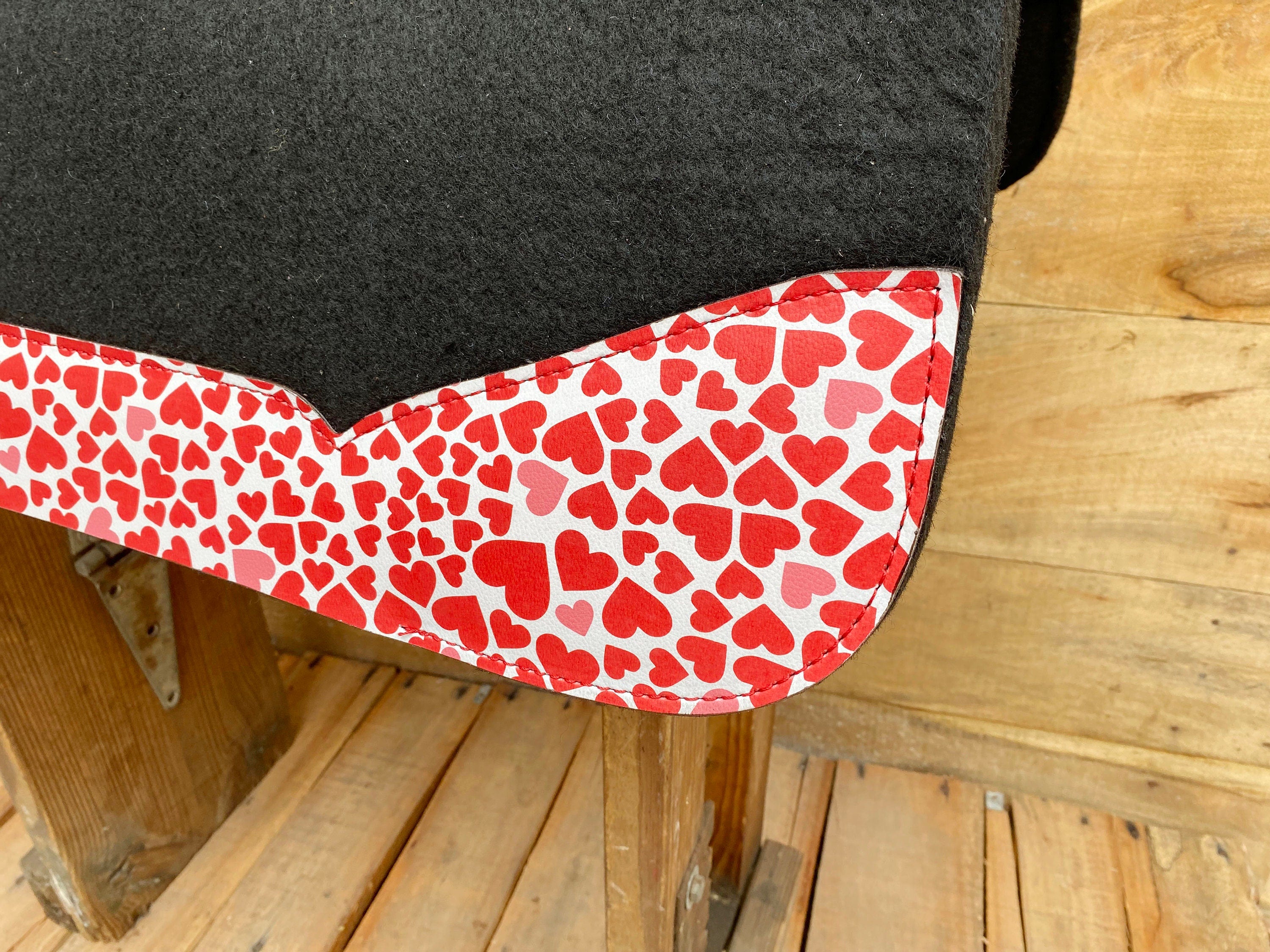MOUSM Western Saddle Pad - Saddle Pad for Horse Synthetic Wool Blend Black Felt with Reinforced Spine and Printed Pink Heart on Real Cow Leather, Comfortable Horse Riding Pad