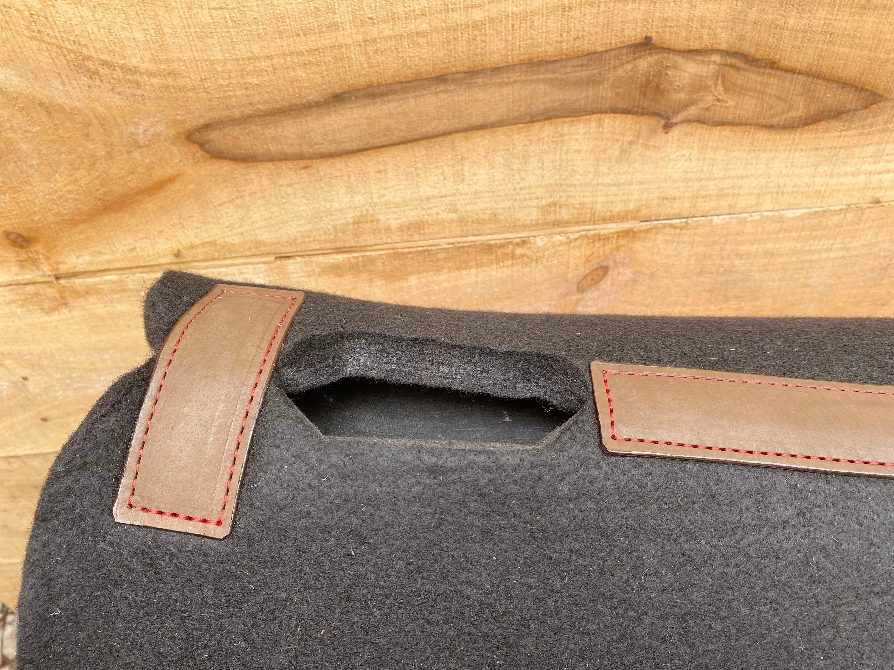 MOUSM Western Saddle Pad - Saddle Pad for Horse Synthetic Wool Blend Black Felt with Reinforced Spine and Printed Pink Heart on Real Cow Leather, Comfortable Horse Riding Pad