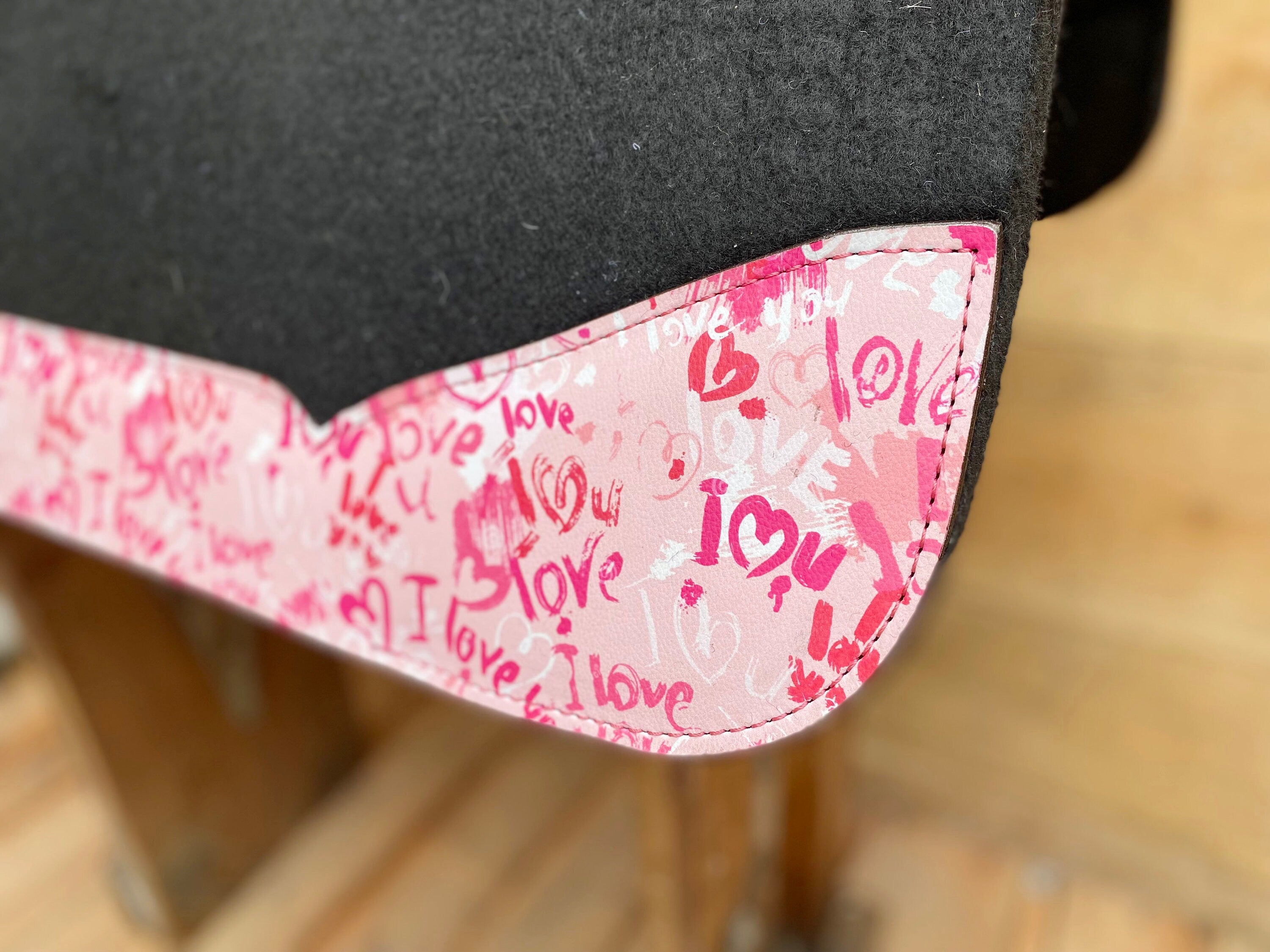 MOUSM Western Saddle Pad - Saddle Pad for Horses Synthetic Wool Blend Black Felt with Reinforced Spine and I Love You Pink Heart Patch on Real Cow Leather, Comfortable Horse Riding Pad