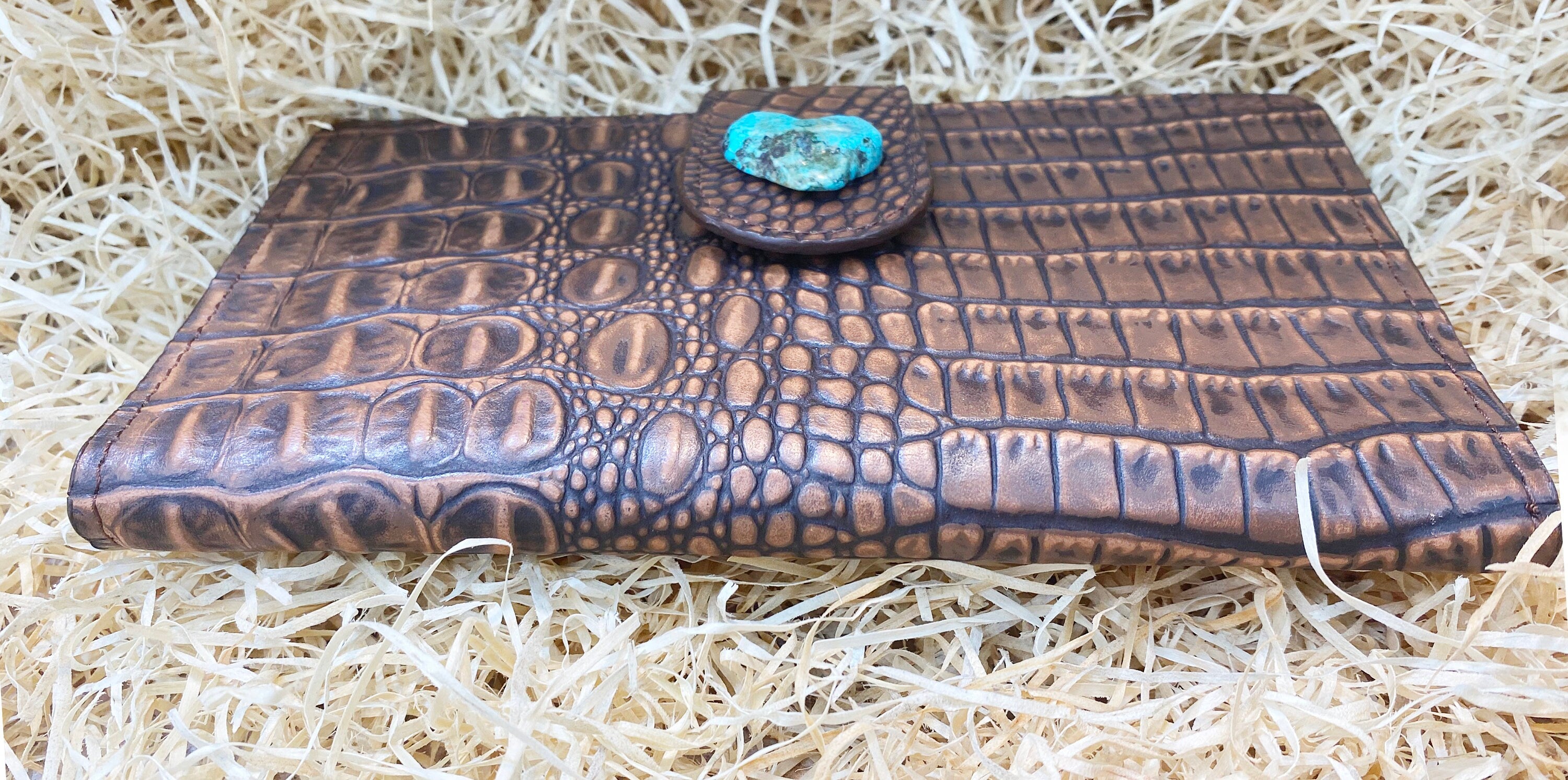 MOUSM Ladies Clutch Bag – Light Brown Alligator Print Cowhide Leather with Heart-Shaped Turquoise Stone, Handmade Distressed Western Leather Clutch Handbag for Women with Magnetic Closure